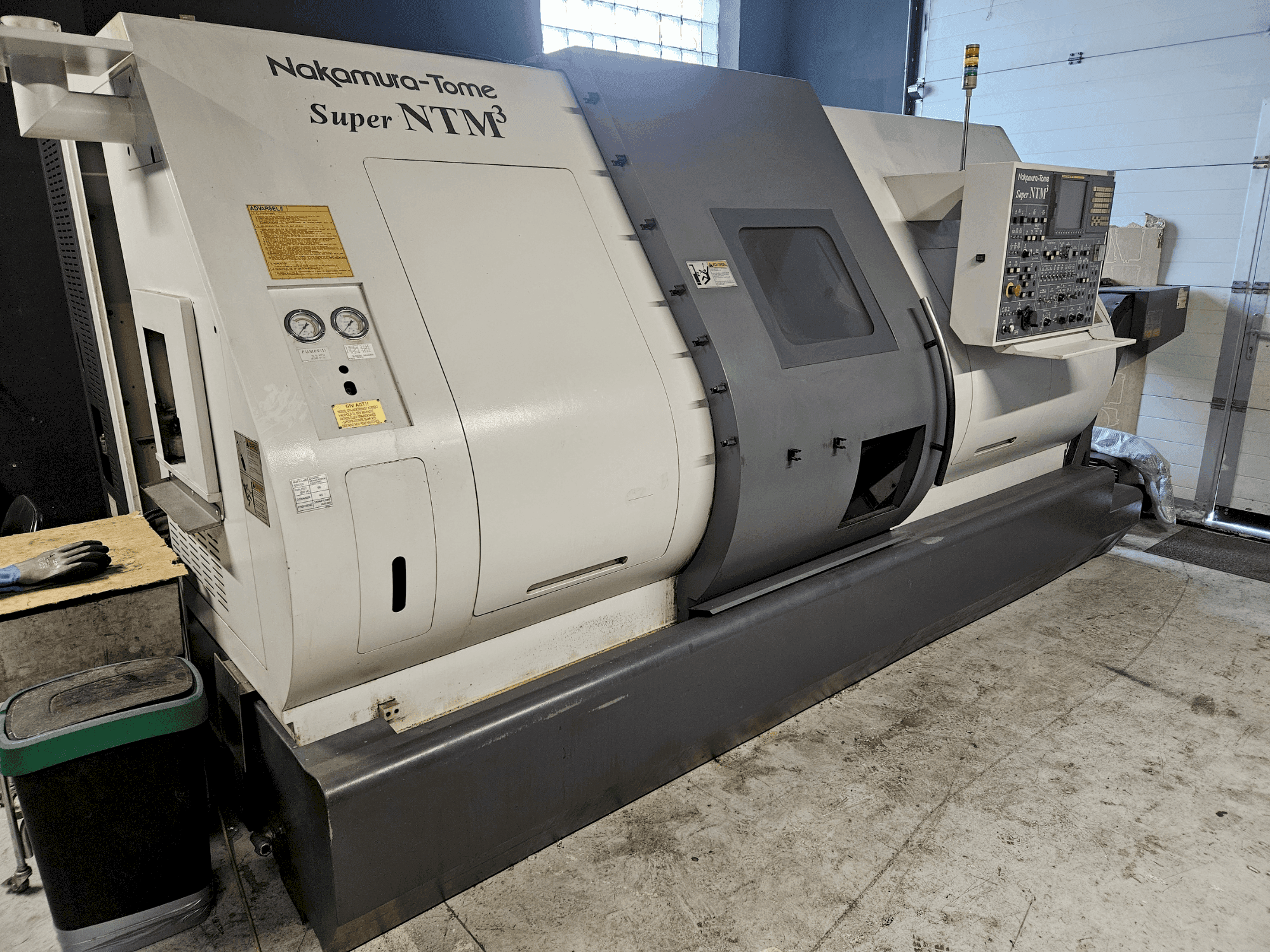 Čelní pohled na NAKAMURA-TOME Super NTM3 stroj