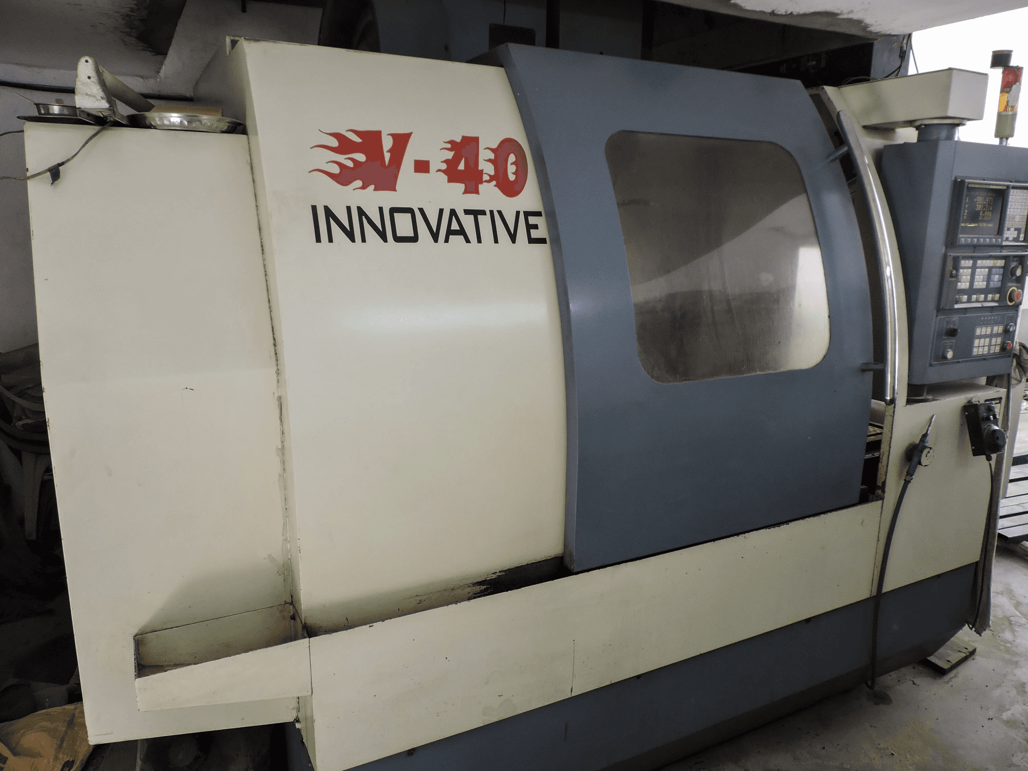 Levý pohled na Leadwell V-40 stroj