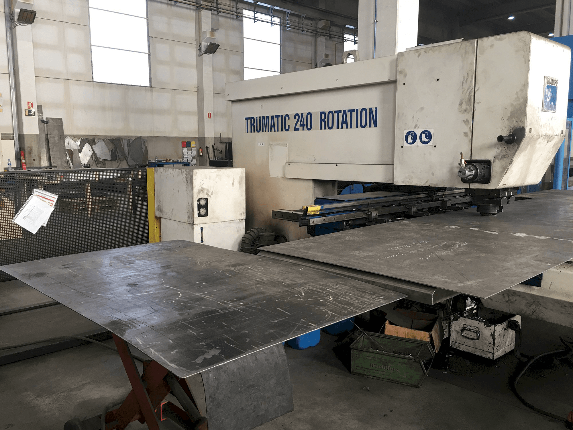 Levý pohled na Trumpf Trumatic 240 stroj