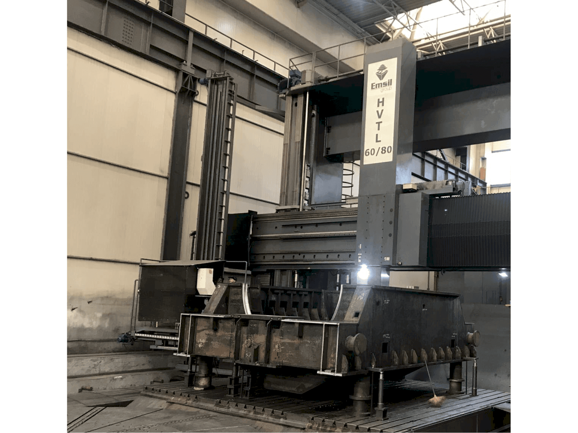 Čelní pohled na Emsil HVTL 60/80 stroj