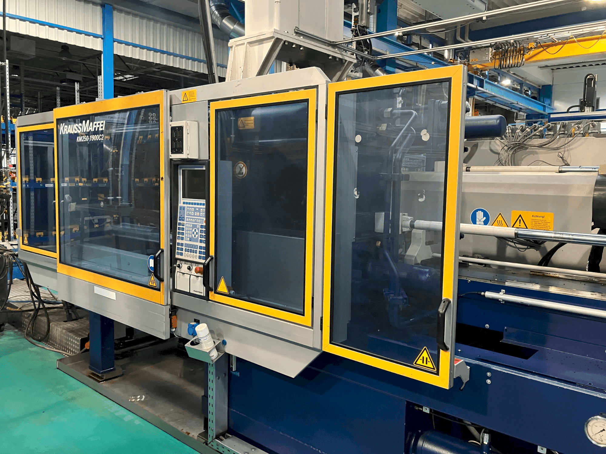 Čelní pohled na Krauss Maffei 250-1900 C2 (2005) stroj