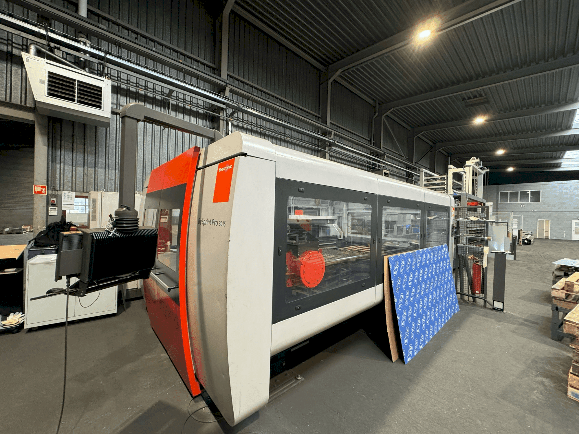 Čelní pohled na Bystronic BySprint Pro 3015 stroj