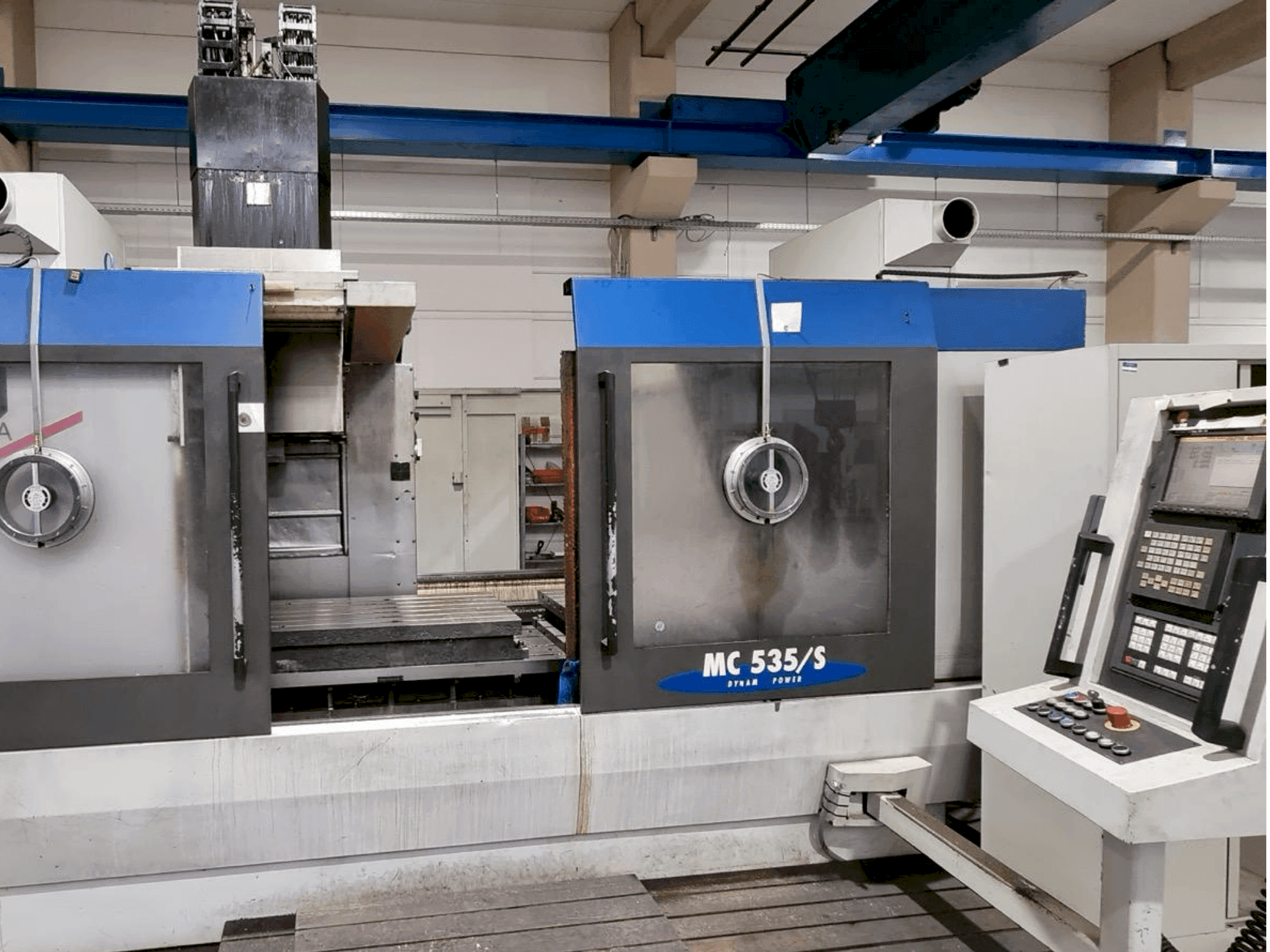 Čelní pohled na STAMA MC 535 stroj