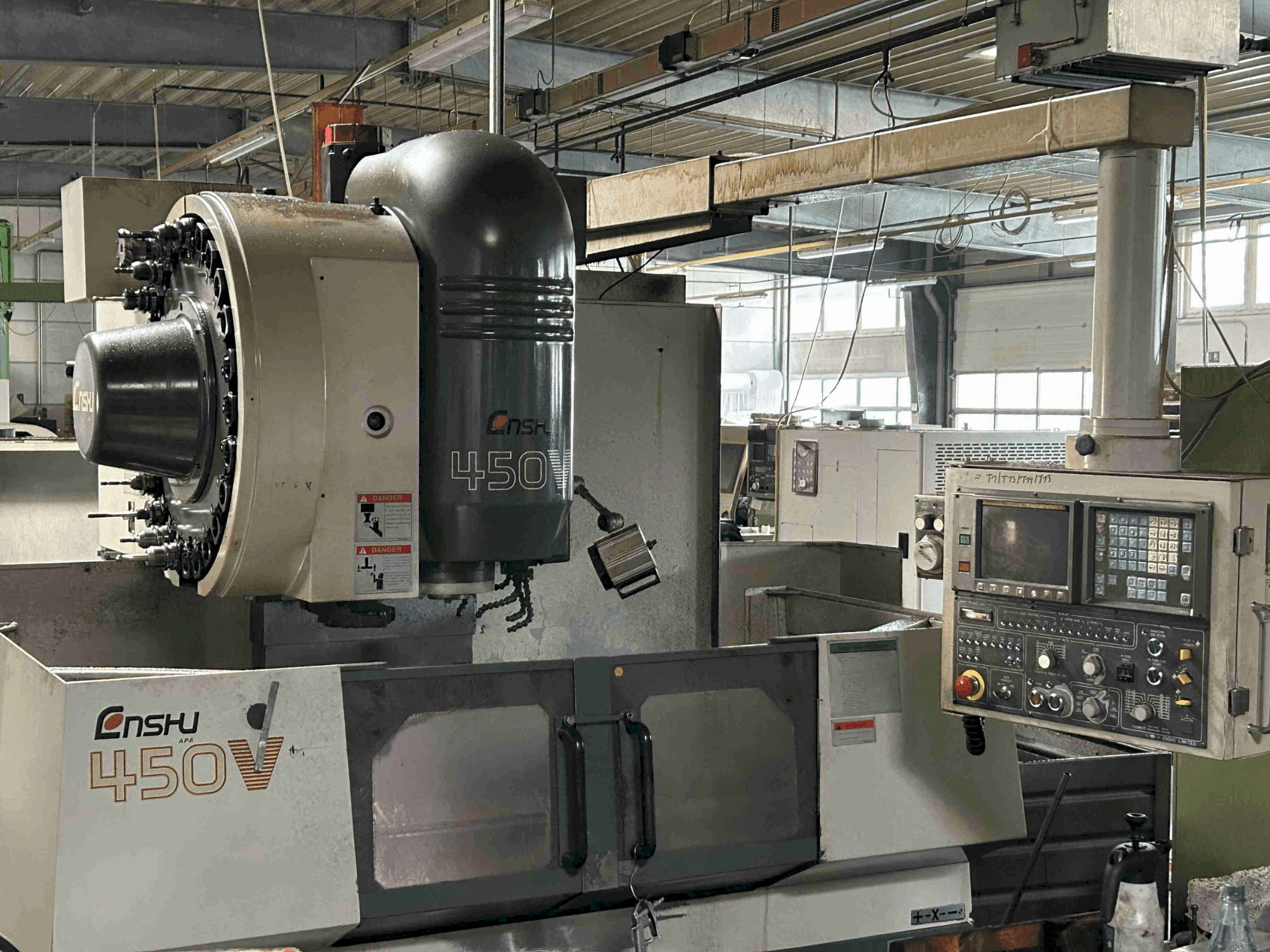Čelní pohled na Enshu 450 V stroj