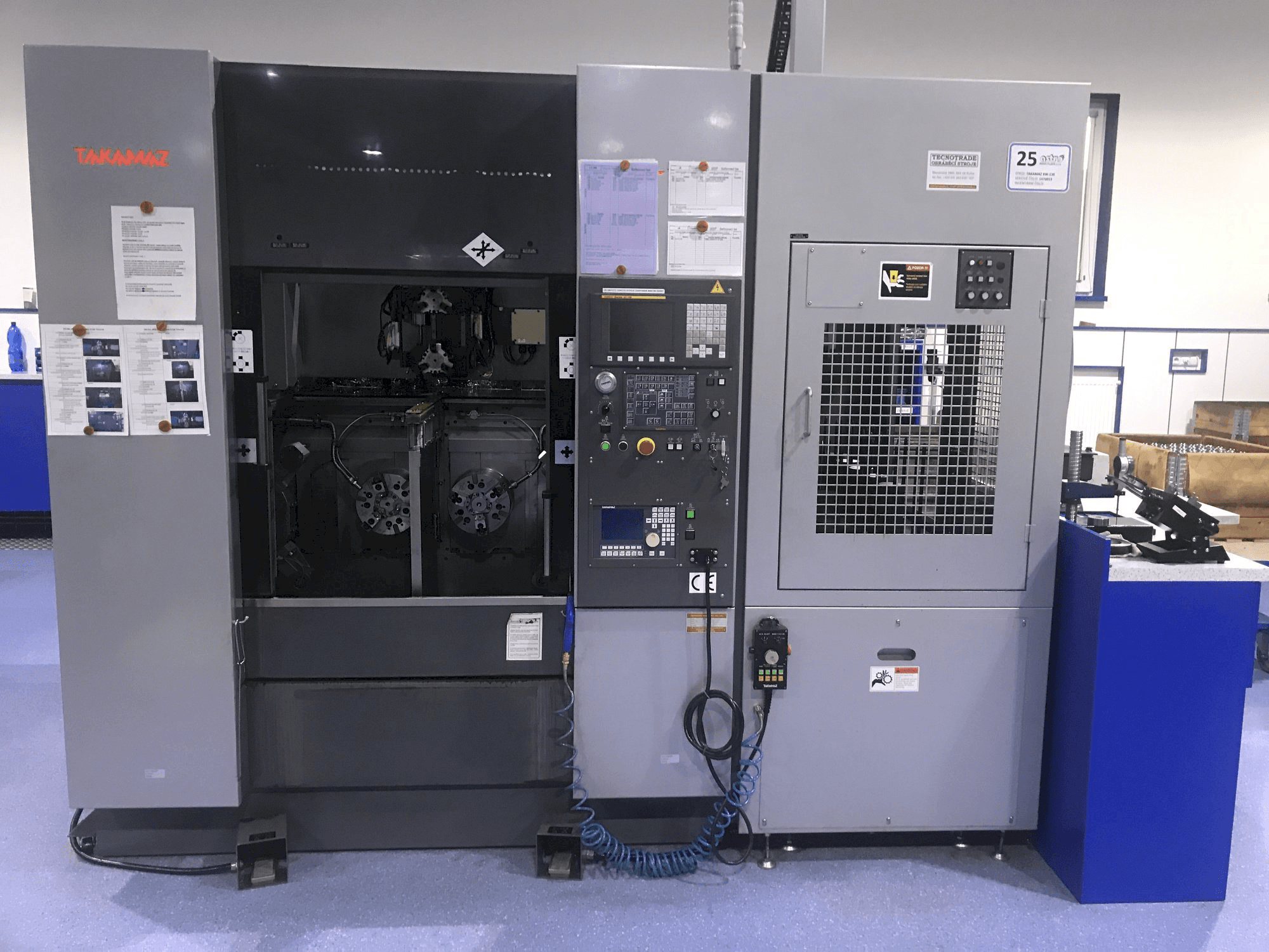 Čelní pohled na Takamaz XW-130 stroj