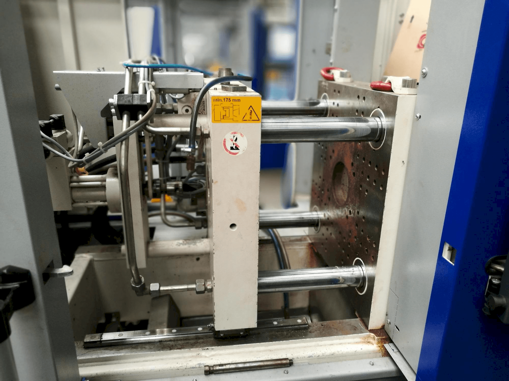 Čelní pohled na Krauss Maffei KM 35-55 CX stroj