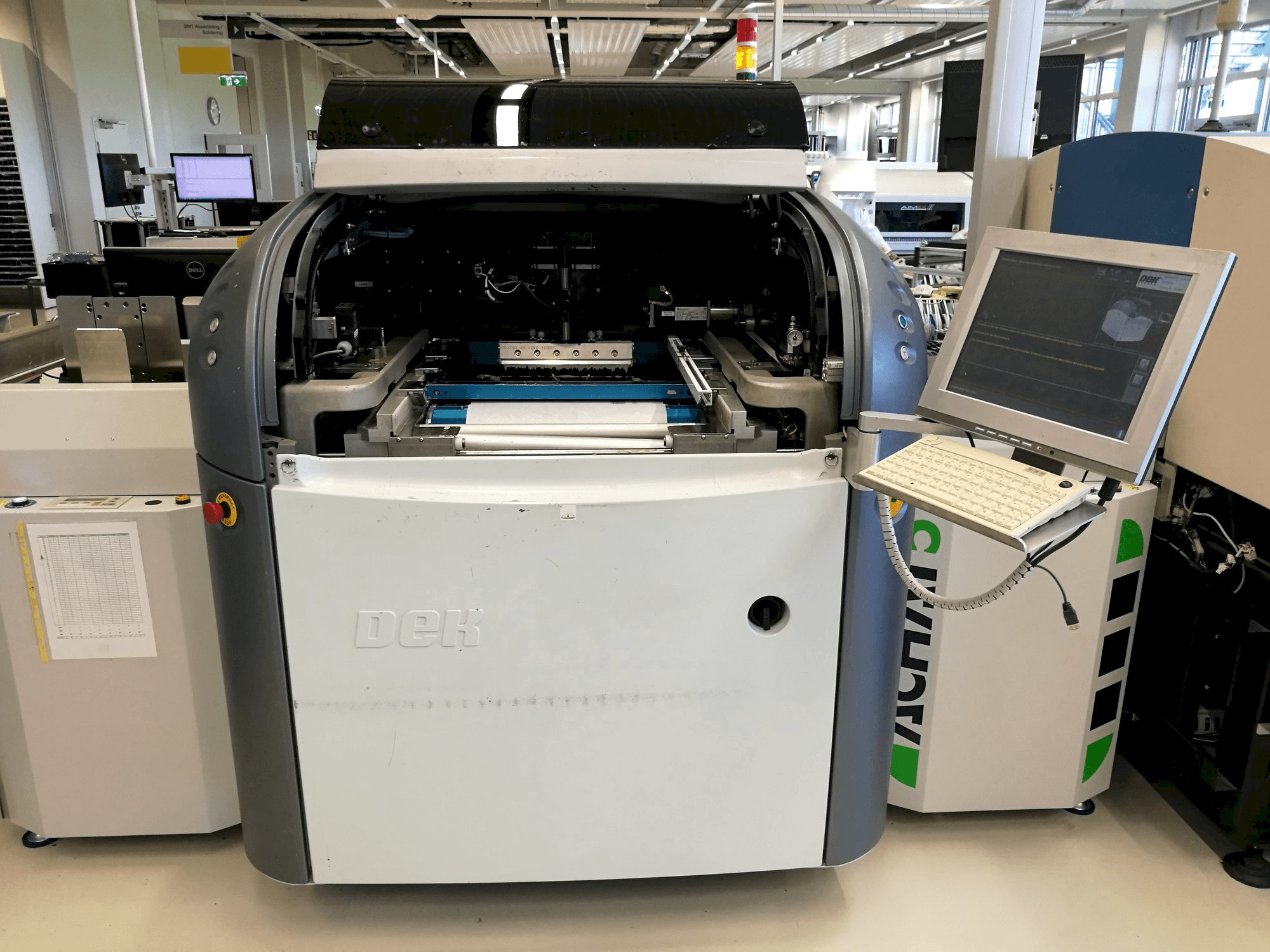 Čelní pohled na DEK HORIZON 03i X stroj