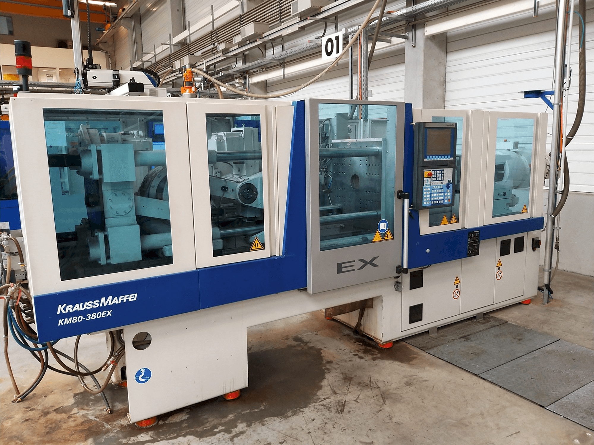 Čelní pohled na Krauss Maffei 80-380 Ex stroj