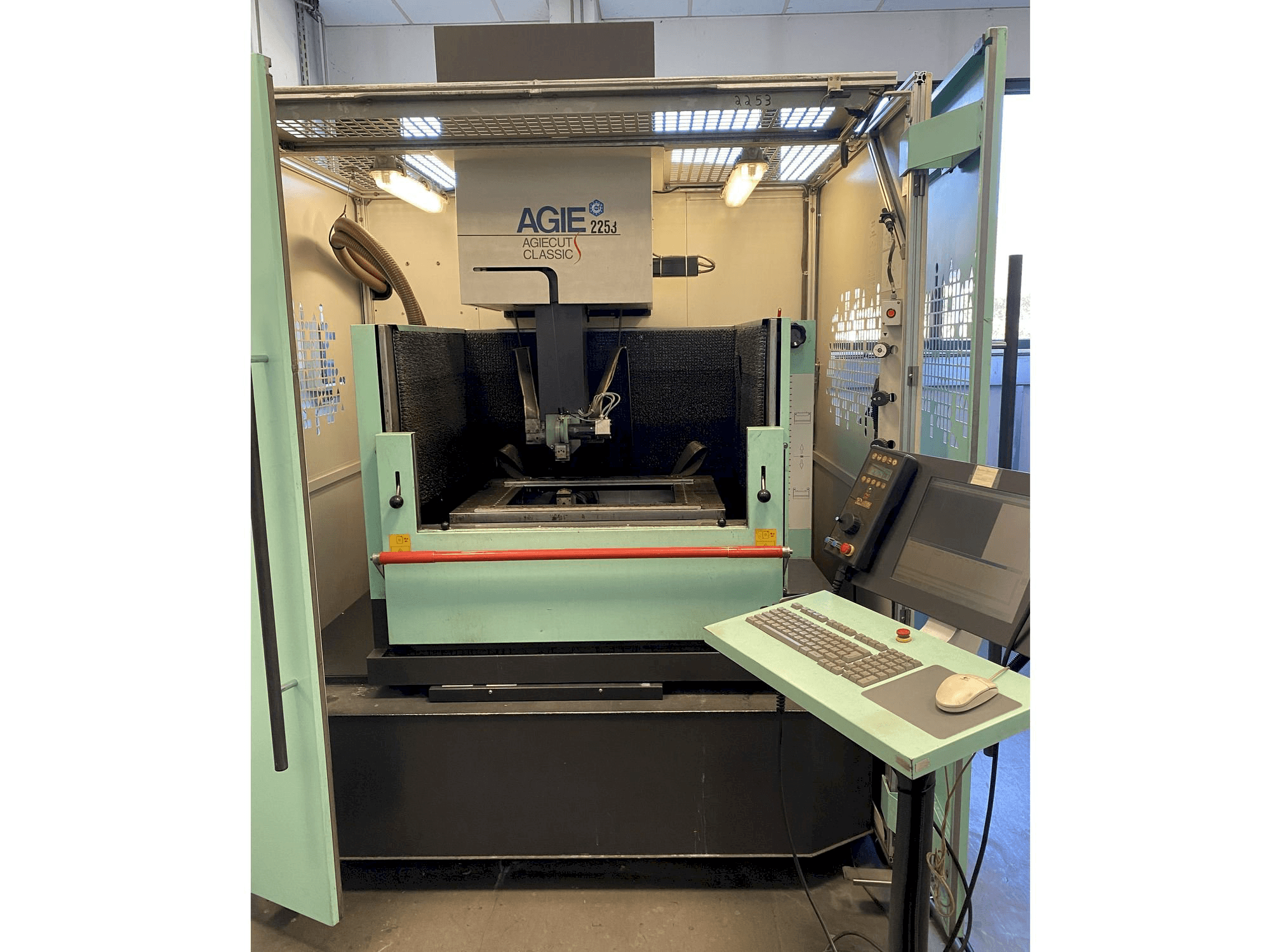 Čelní pohled na AGIE Agiecut Classic 3s stroj