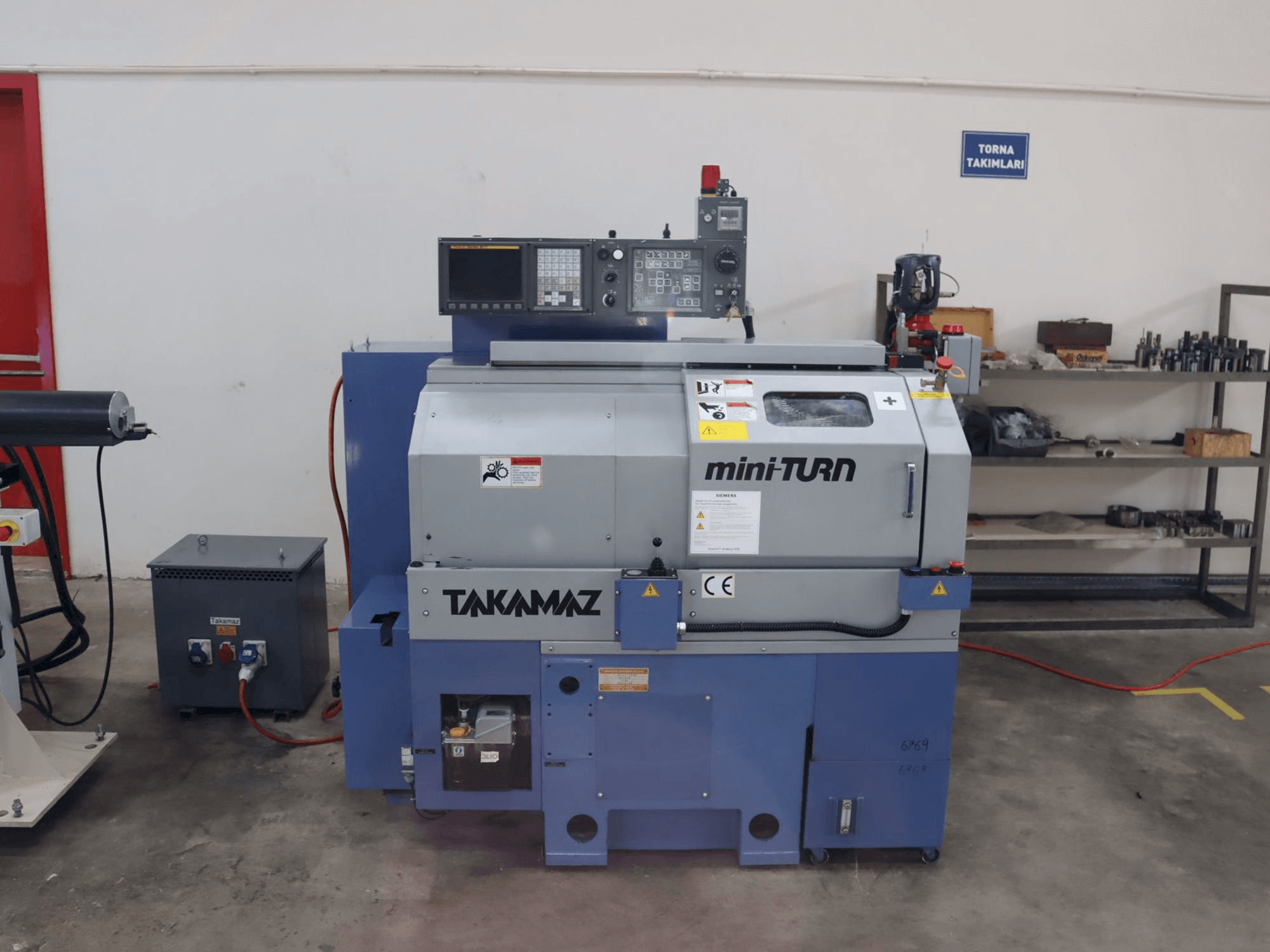 Čelní pohled na Takamaz mini-TURN stroj