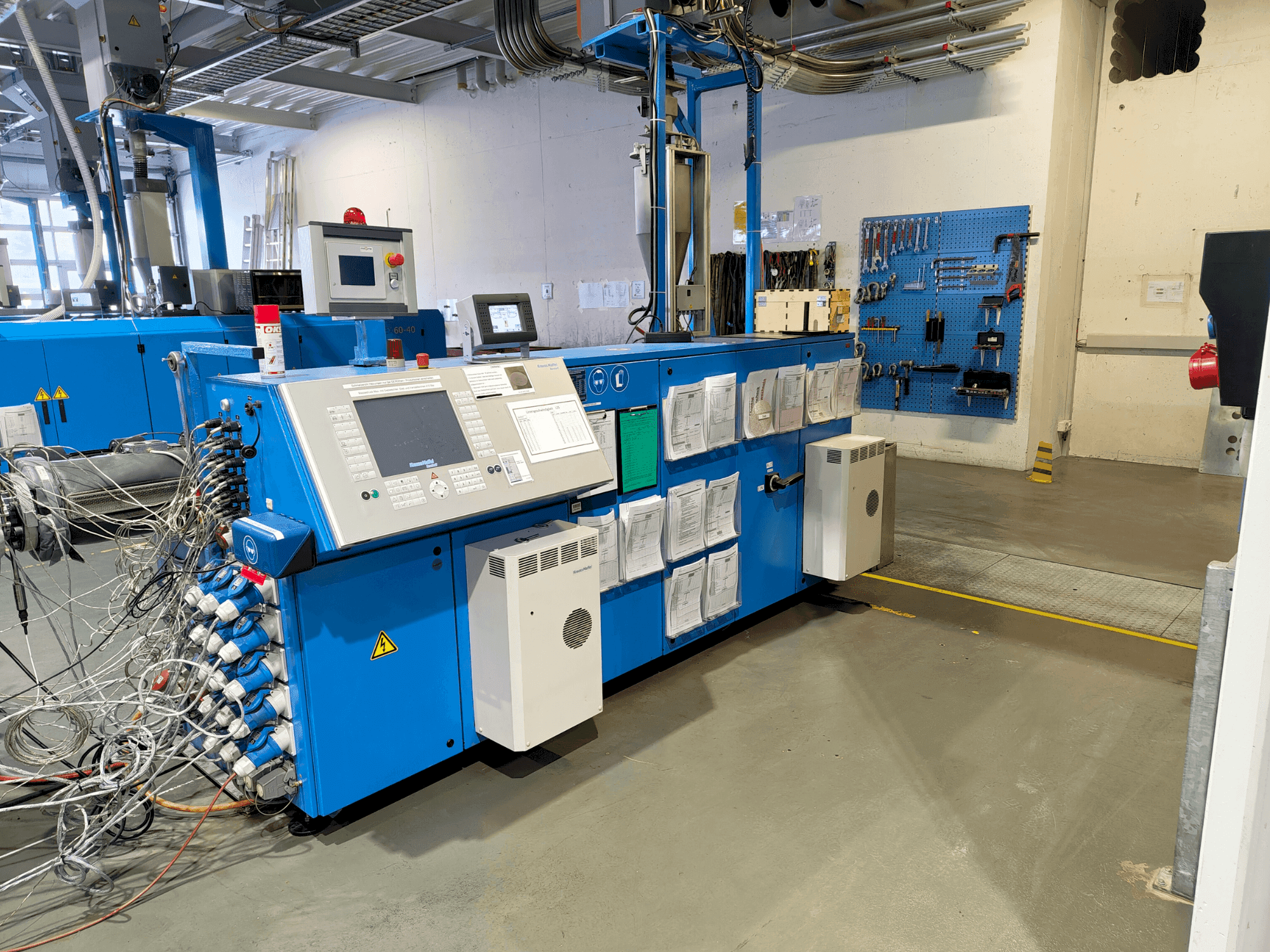 Čelní pohled na Krauss Maffei KME 75-36 R AC stroj