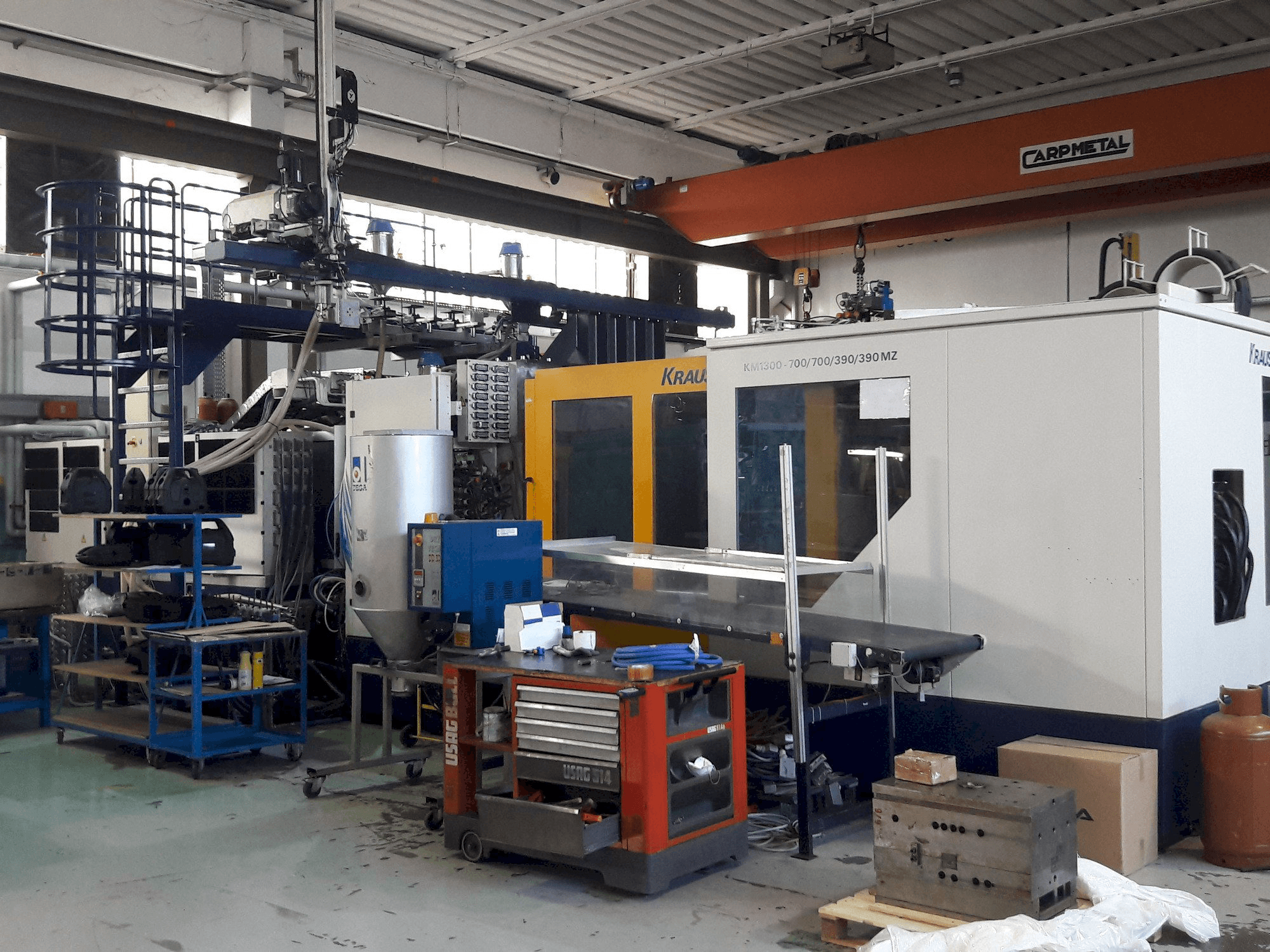 Čelní pohled na Krauss Maffei 1300-700-700-390-390 MZ stroj