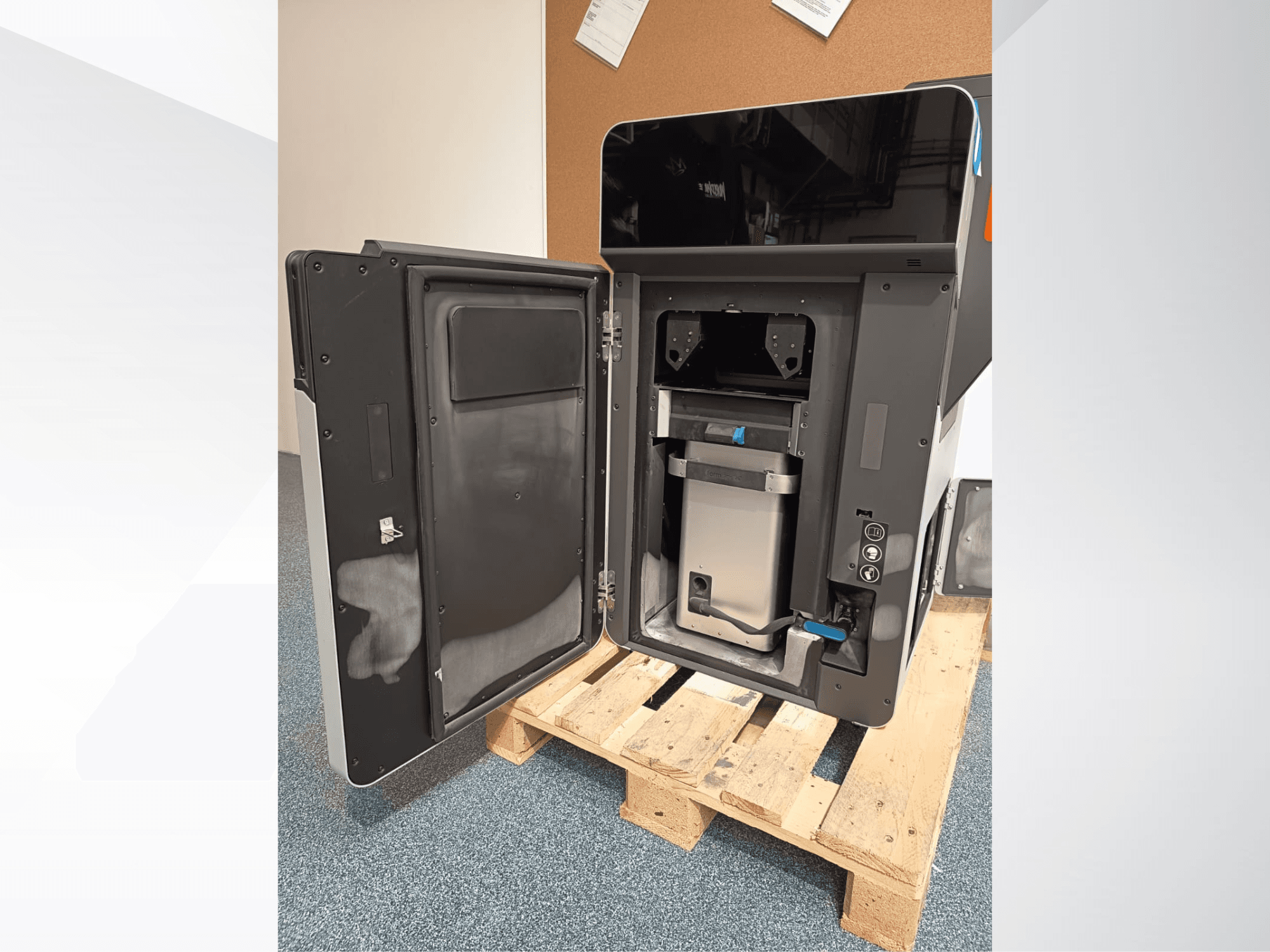 Plastová 3D tiskárna FORMLABS Fuse 1, boční pohled s otevřenými dvířky odhalujícími vnitřní komponenty a ovládací panel.