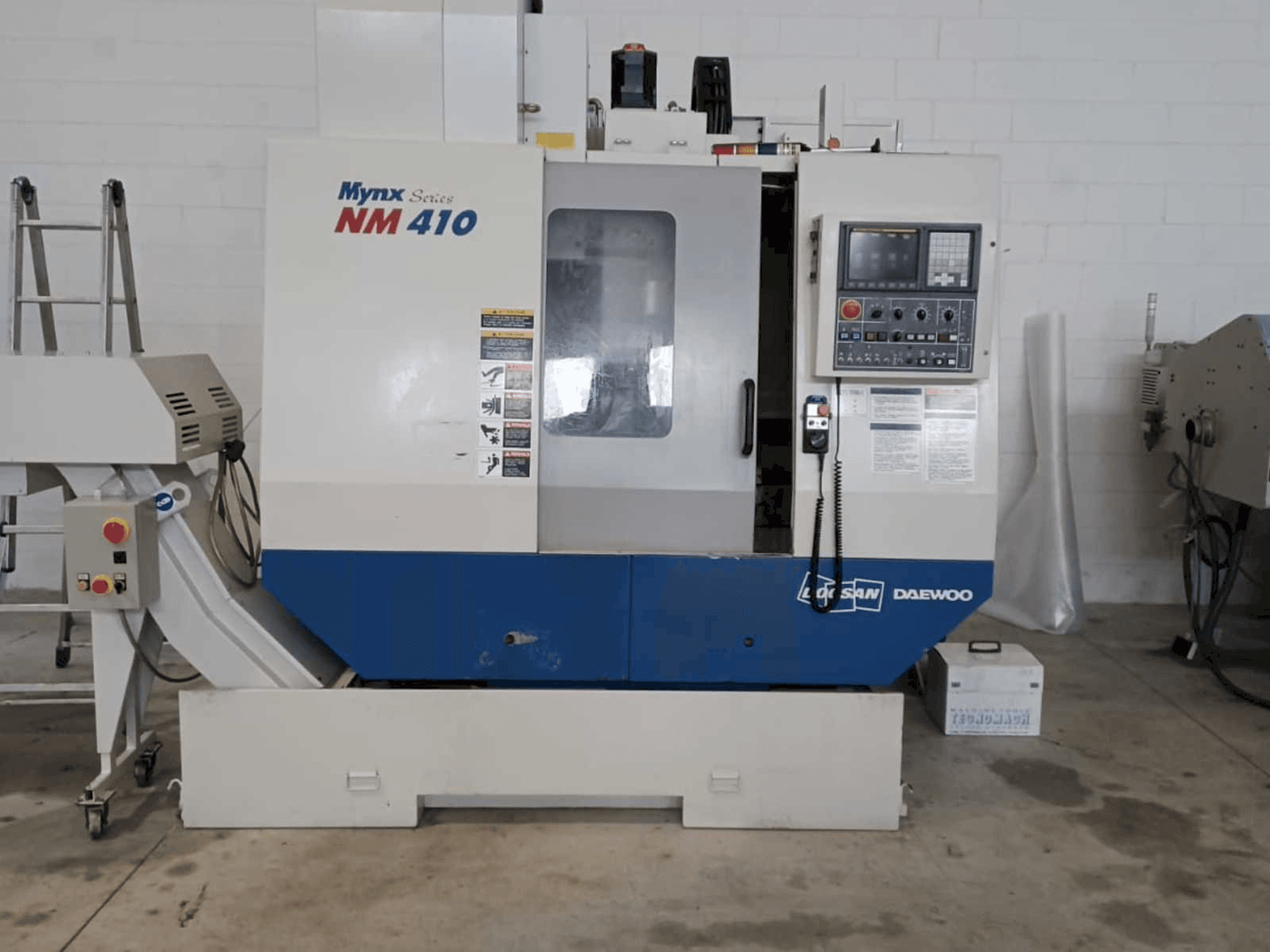 Čelní pohled na Doosan Mynx NM 410 stroj
