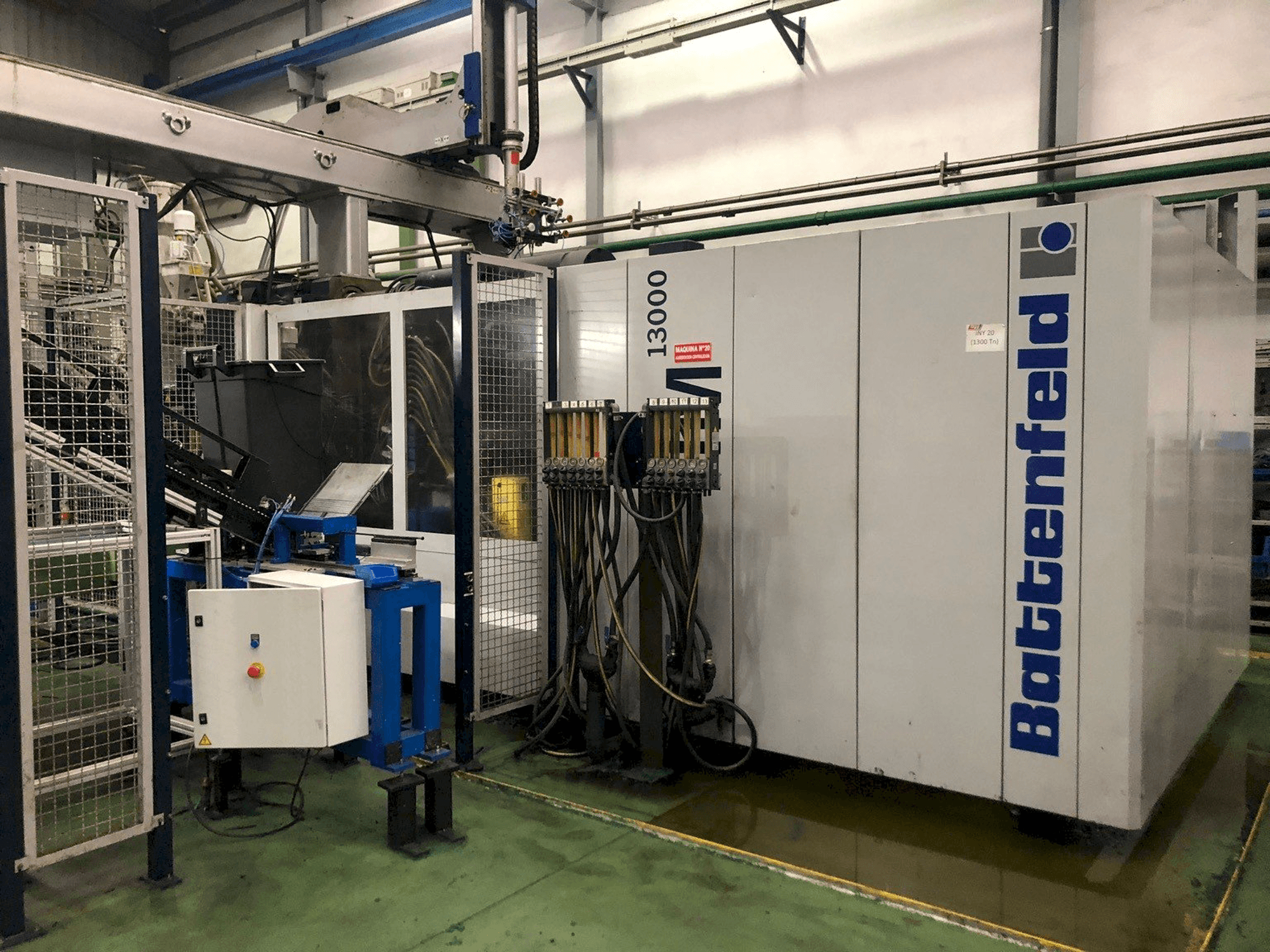 Čelní pohled na Battenfeld HM 13000 stroj