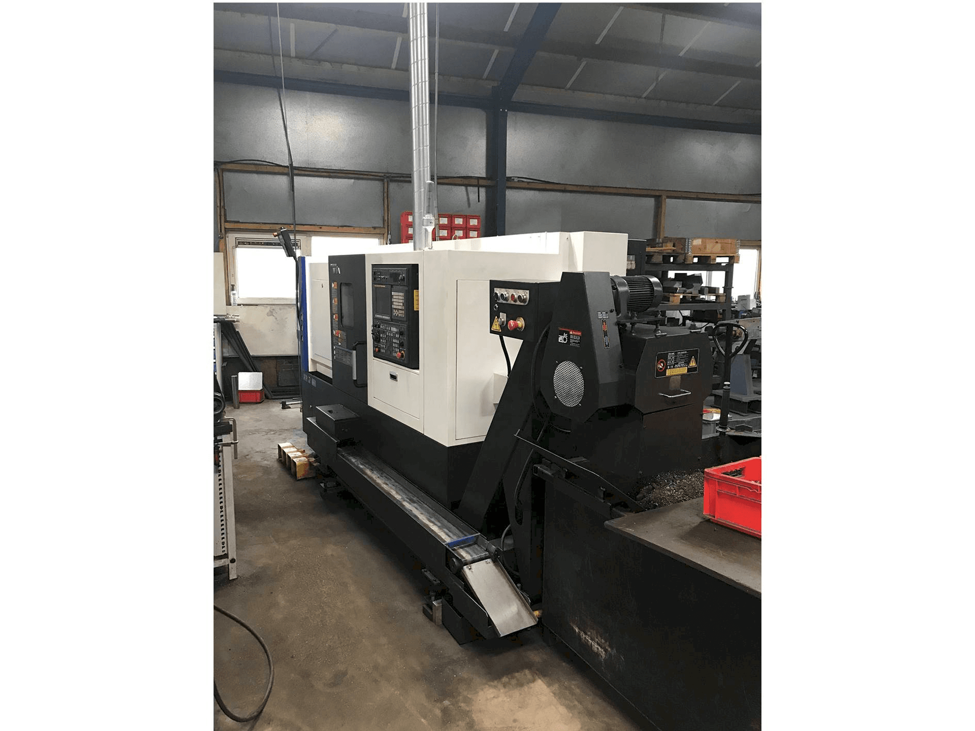 Čelní pohled na Hyundai Wia L230LMSA stroj