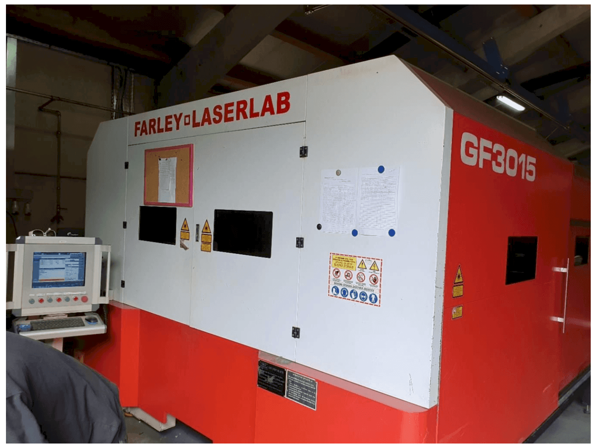 Čelní pohled na Farley Laserlab Ht Gf 3015 Fiber stroj