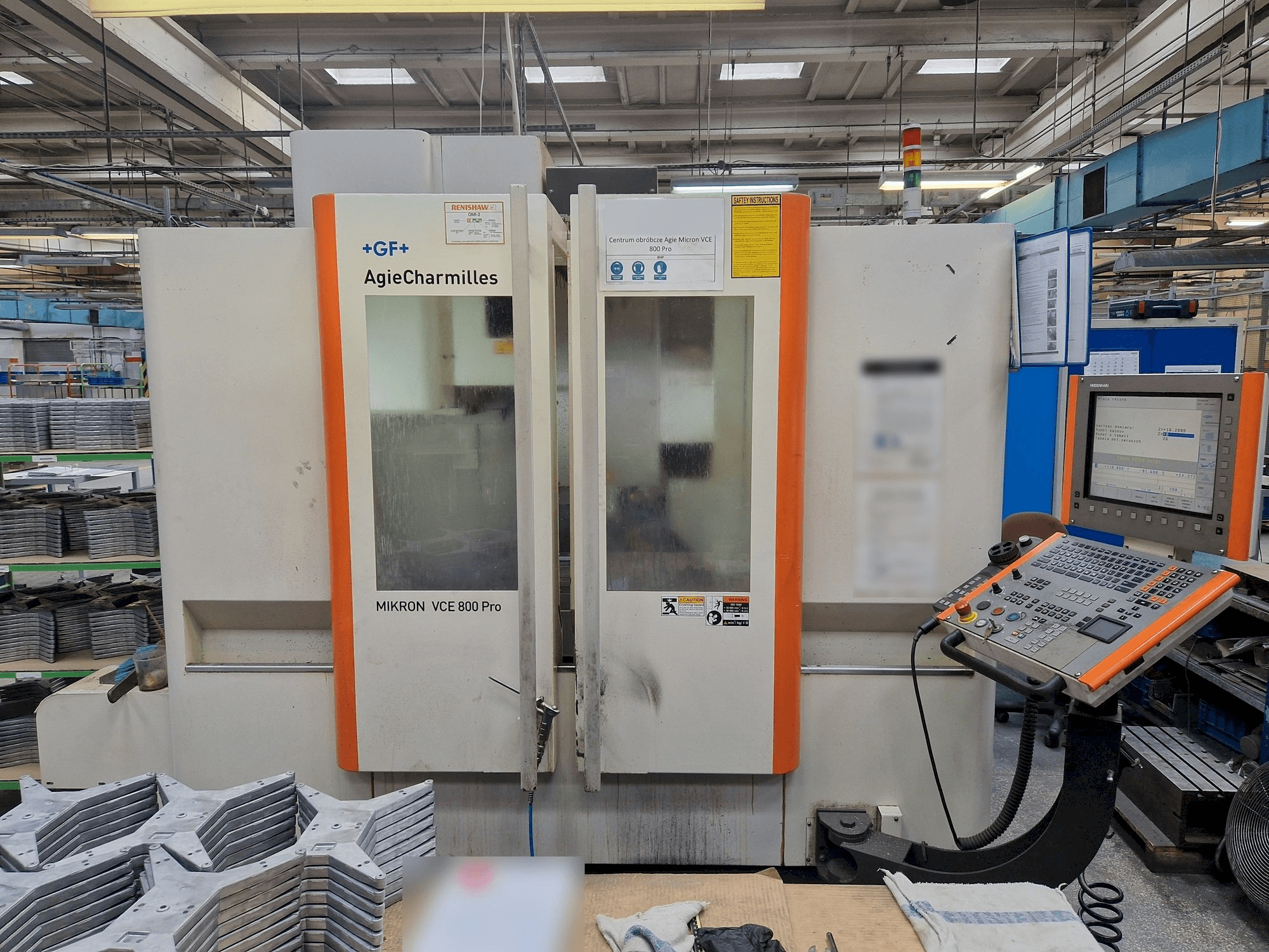 Čelní pohled na AgieCharmilles MIKRON VCE 800 PRO stroj