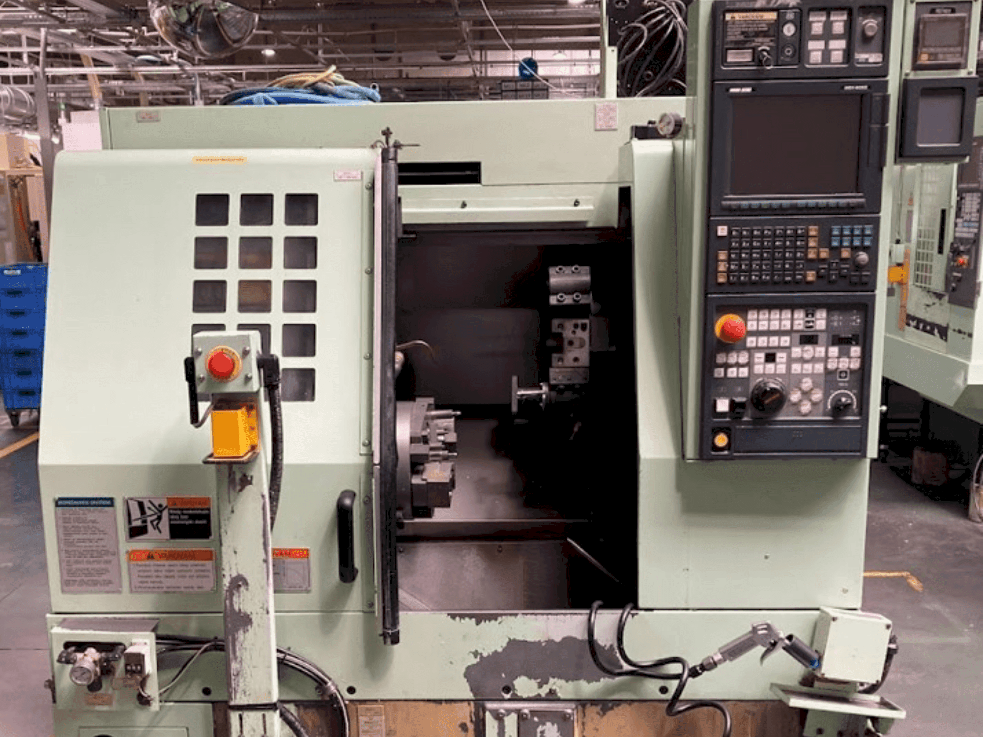 Čelní pohled na MORI SEIKI CL2000B stroj