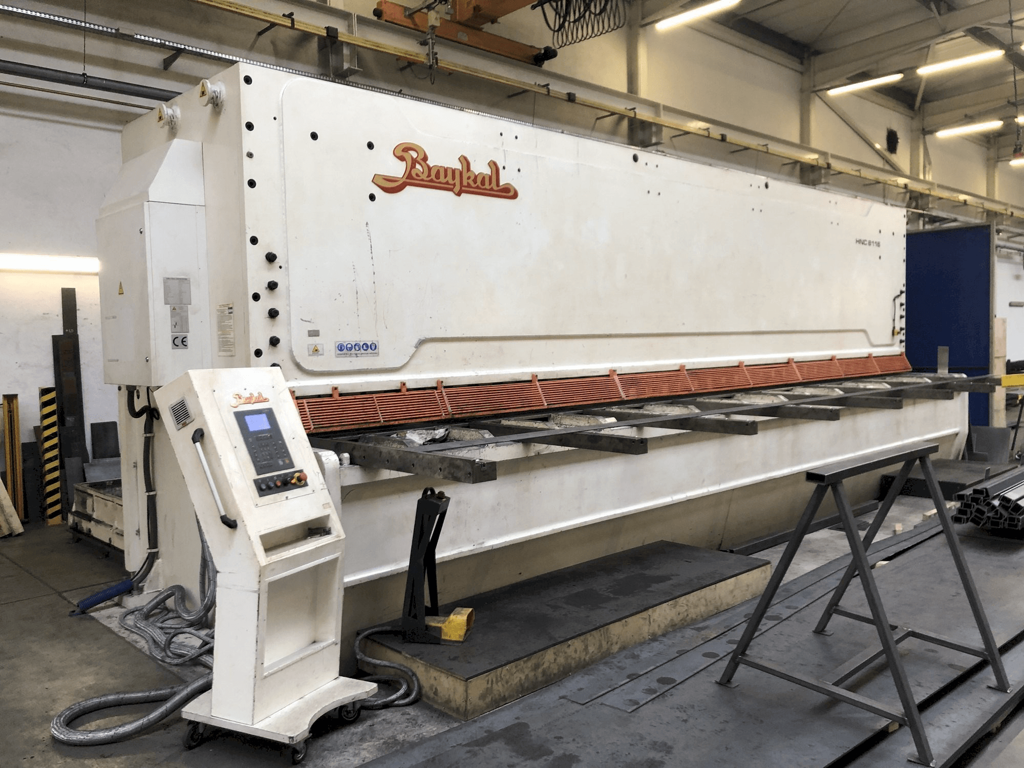 Čelní pohled na Baykal HNC 8116 stroj