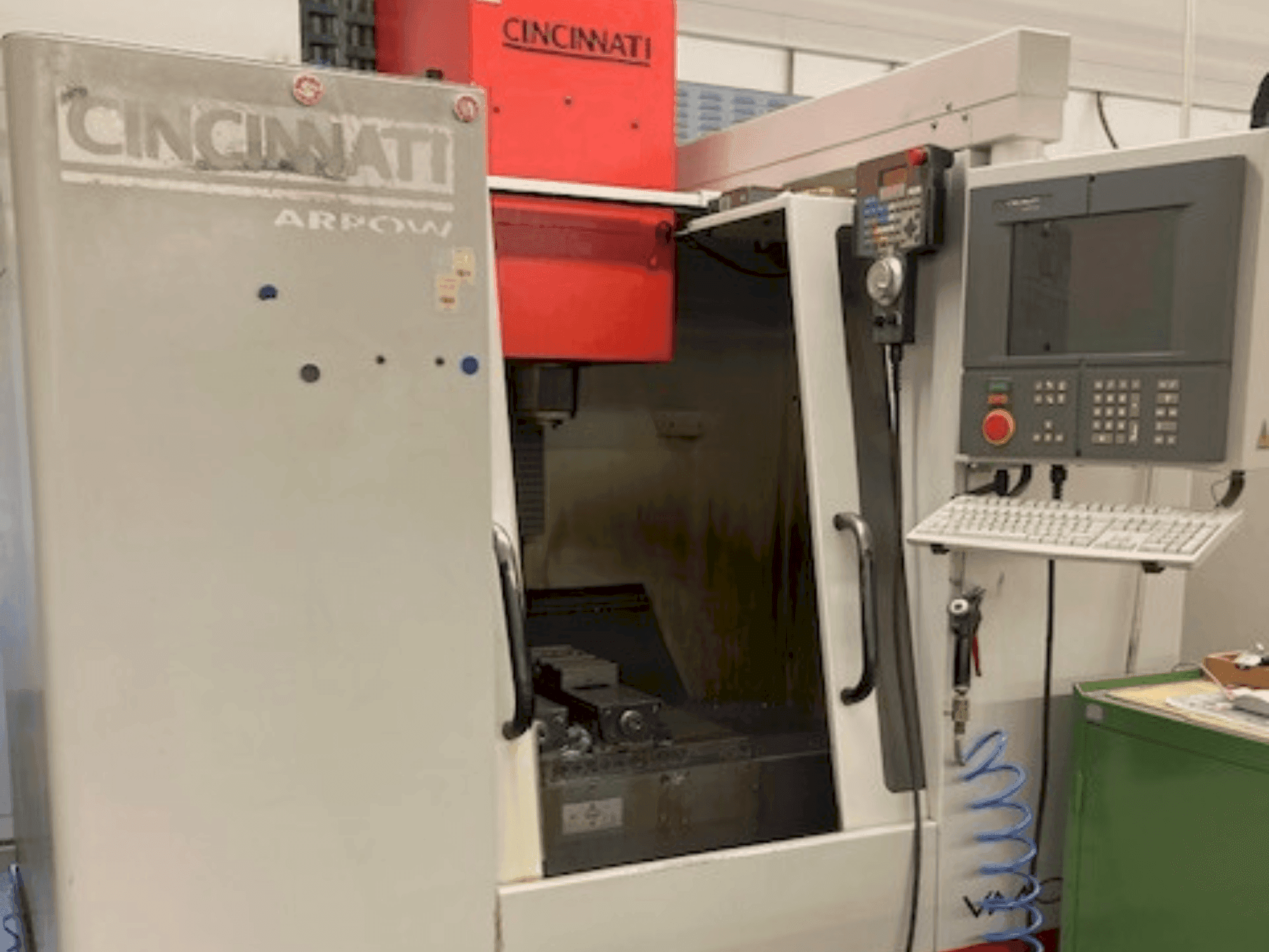 Čelní pohled na Cincinnati Arrow 500 stroj