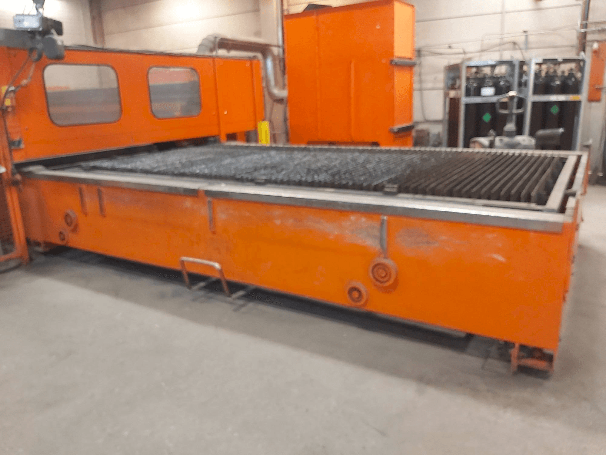 Čelní pohled na Bystronic BTL 4020 stroj