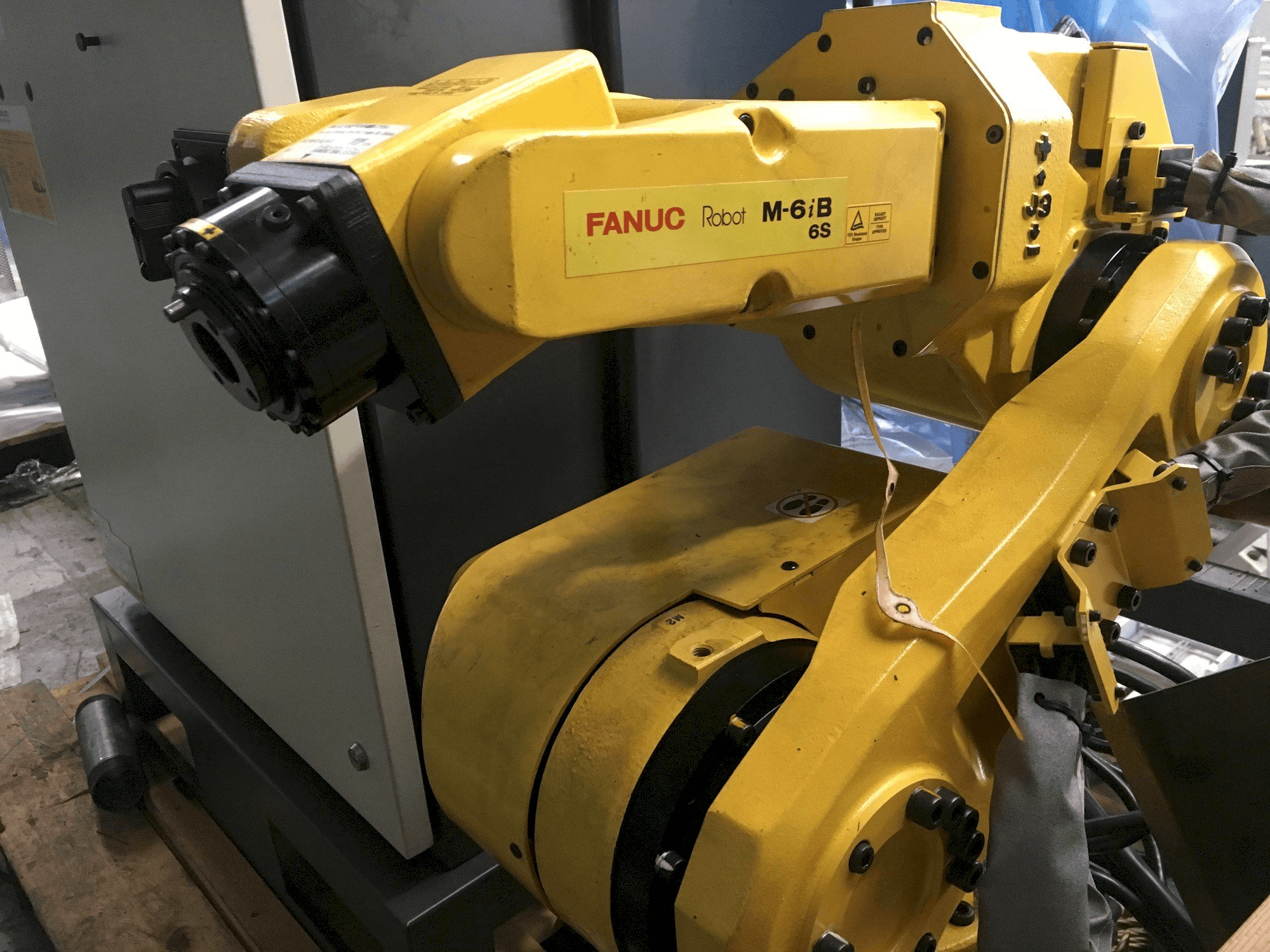 Čelní pohled na FANUC M-6iB 6S stroj