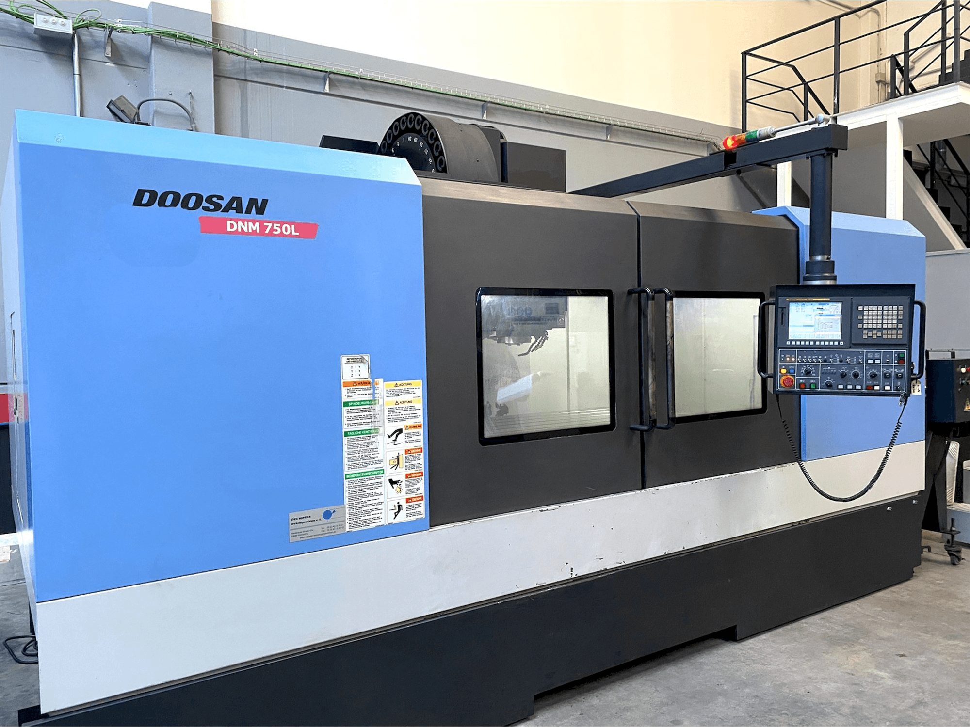 Čelní pohled na Doosan DNM705L stroj