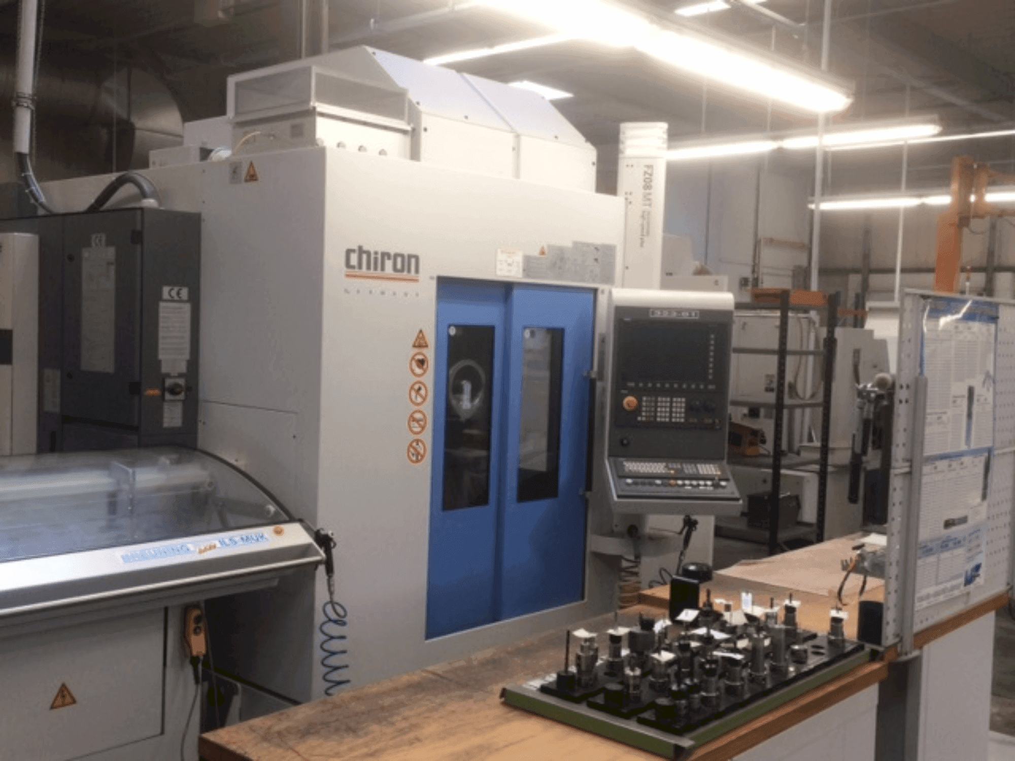 Čelní pohled na CHIRON FZ08 MT (2011) stroj