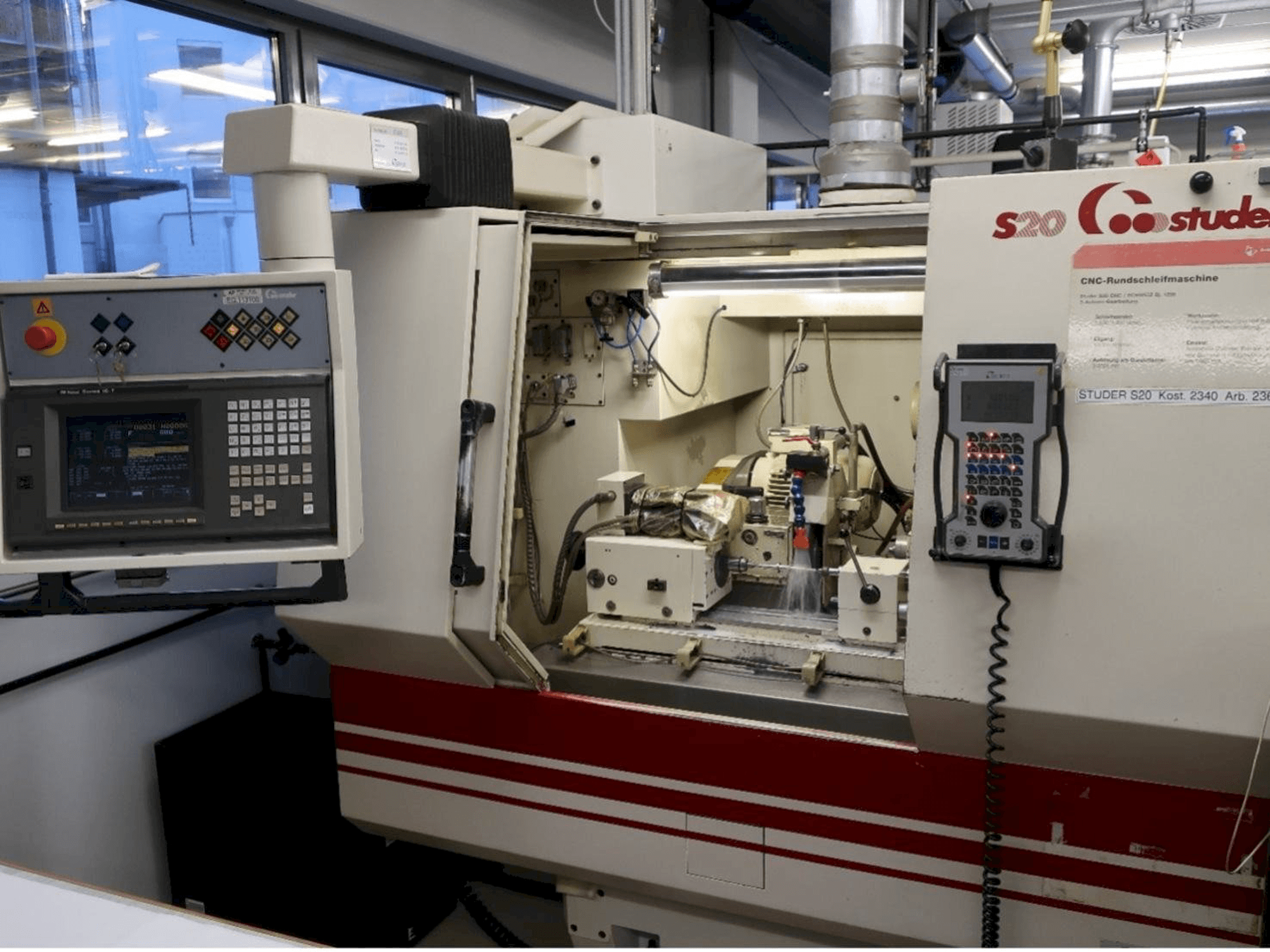Čelní pohled na STUDER S20-CNC stroj
