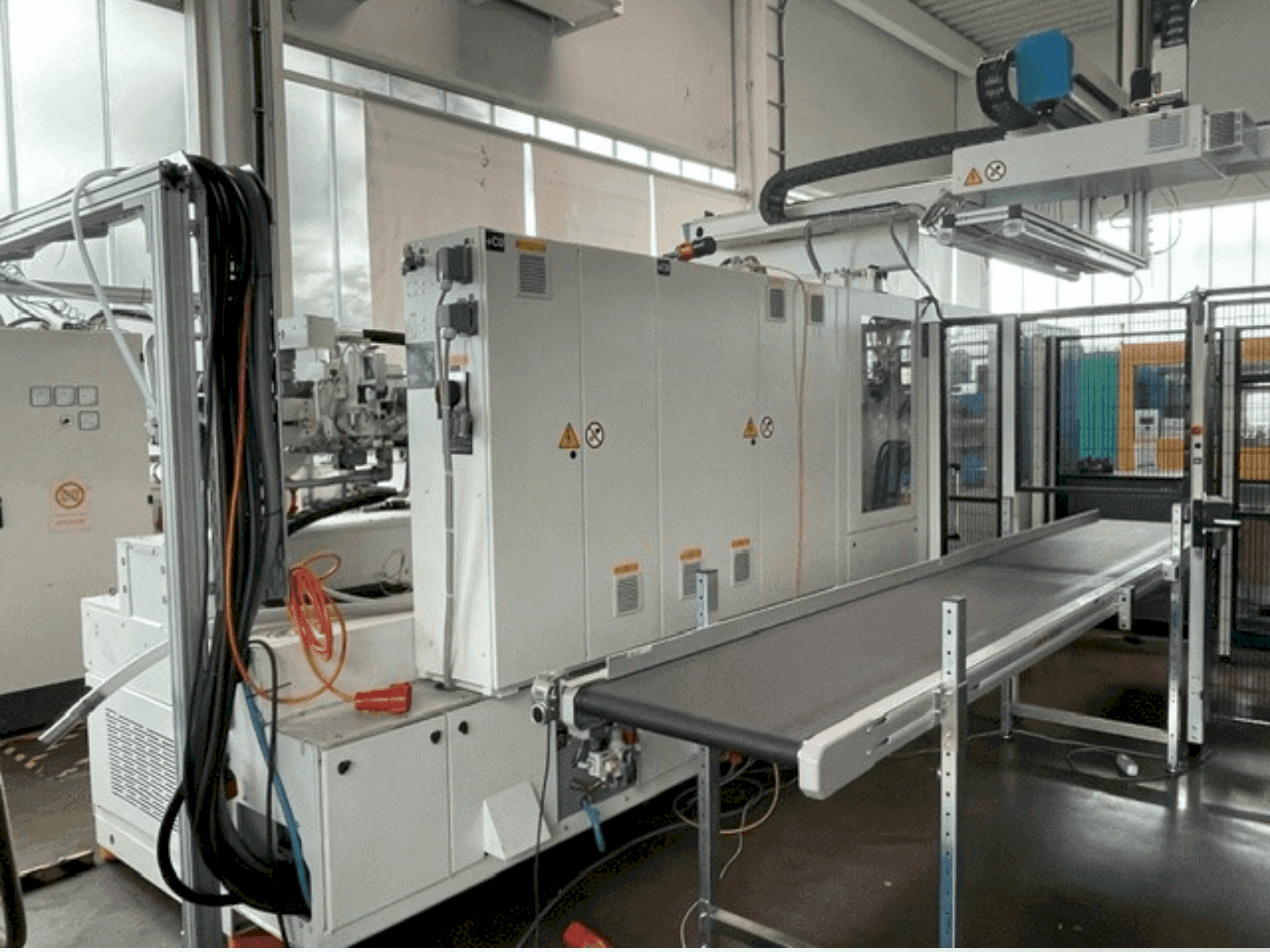 Čelní pohled na Krauss Maffei 300-1400 CX MC6 stroj