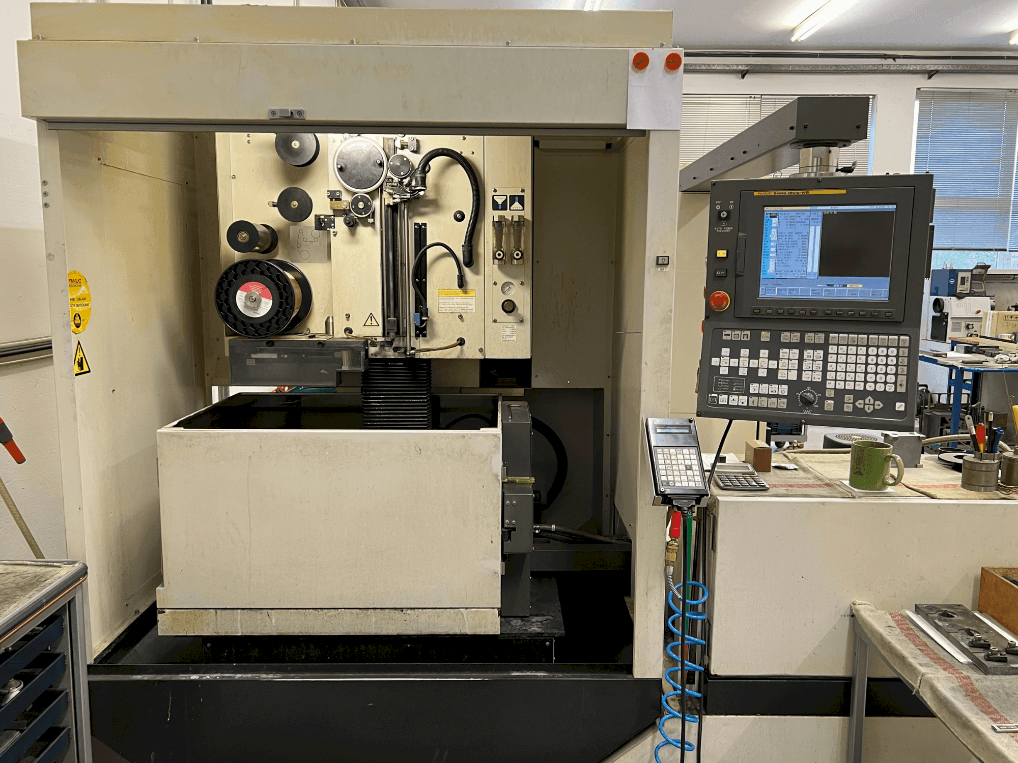 Čelní pohled na FANUC Alpha-0iC stroj