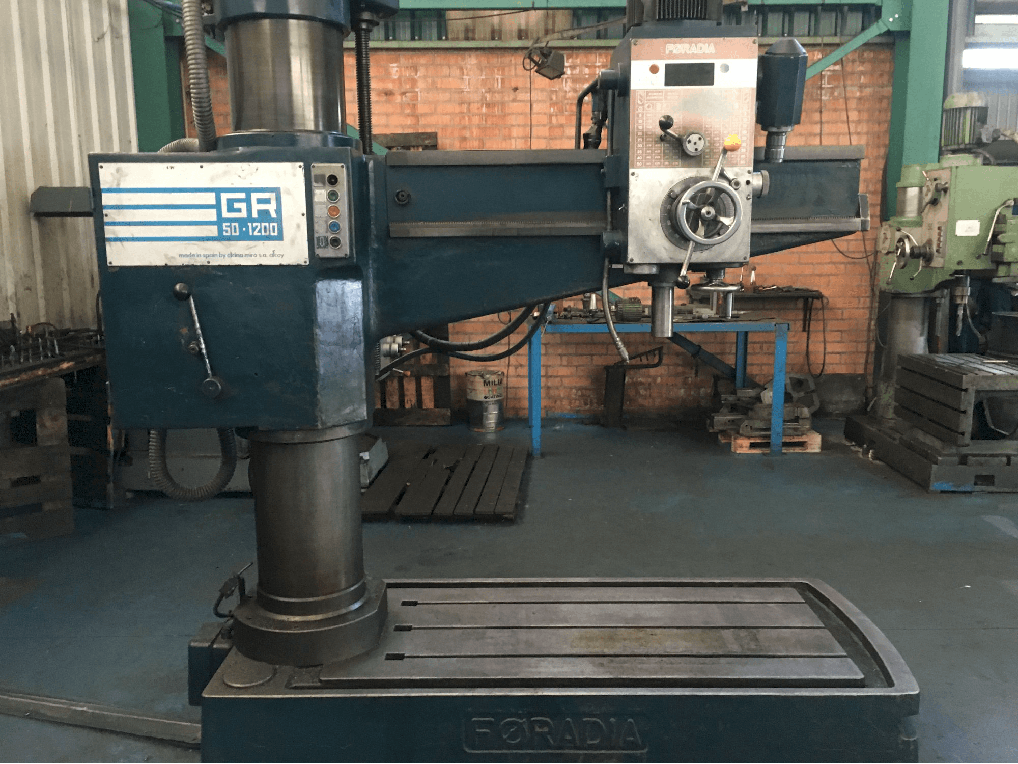 Pravý boční pohled na FORADIA GR 50/1200 stroj