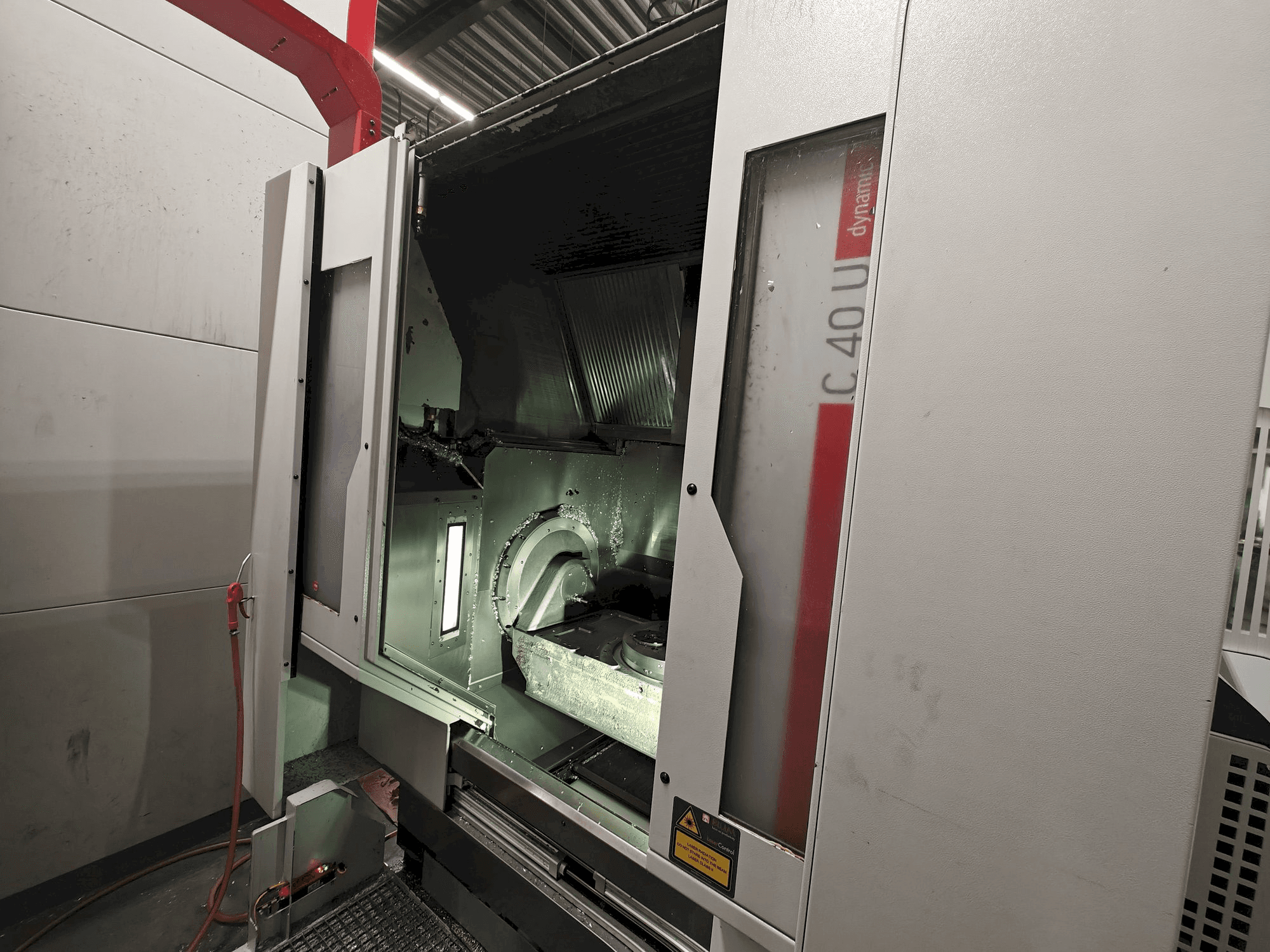 Čelní pohled na HERMLE C 40 U stroj