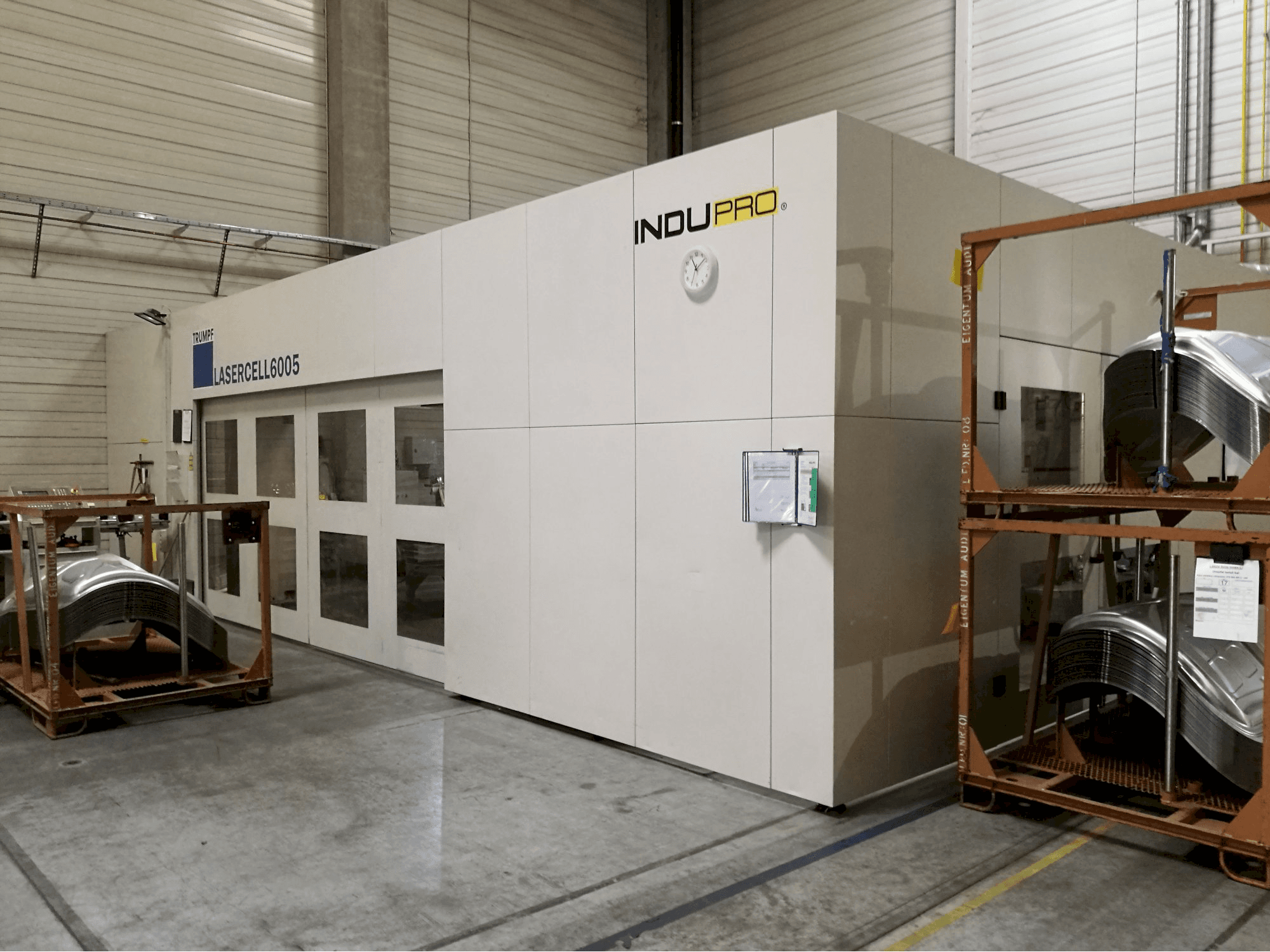 Pravý pohled na Trumpf Lasercell 6005 stroj