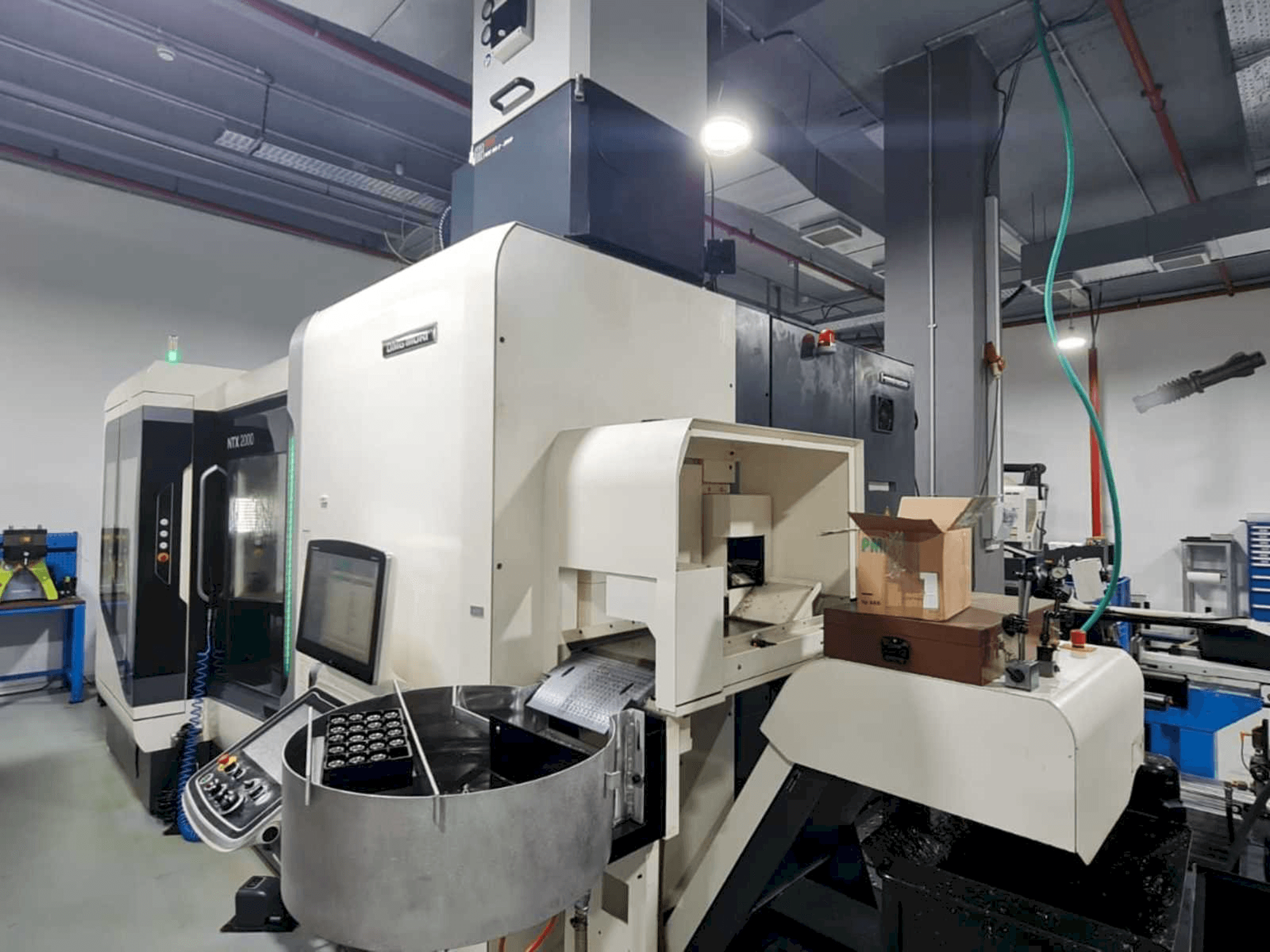 Pravý boční pohled na DMG MORI NTX2000/1500SZ stroj