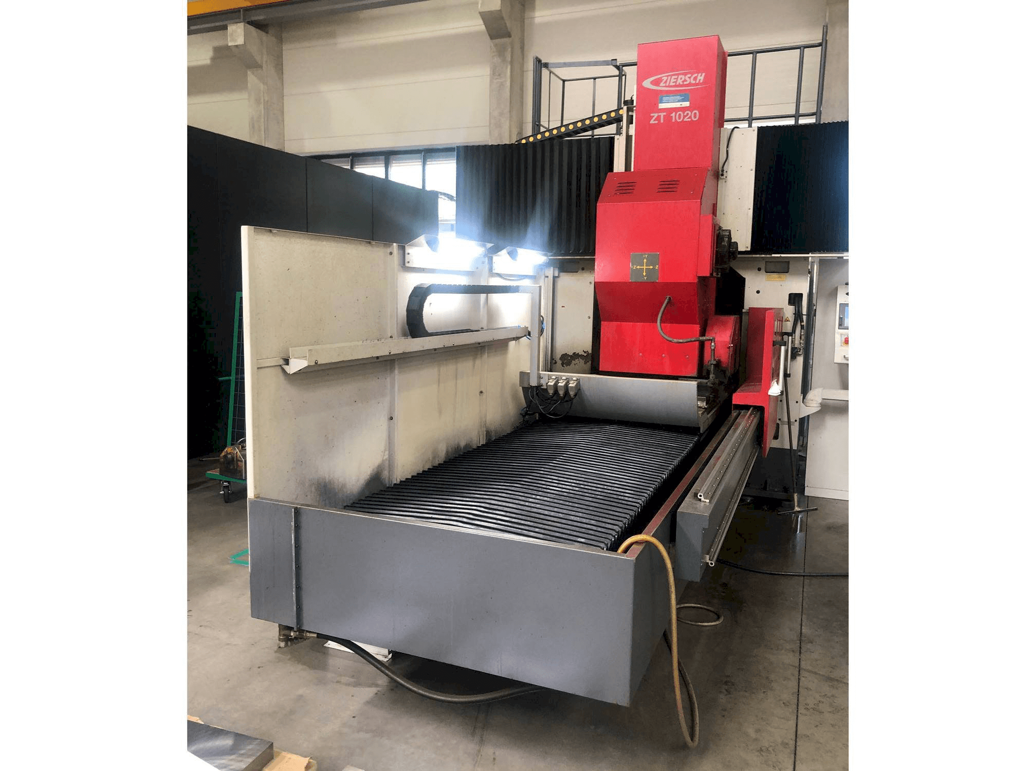 Čelní pohled na Ziersch ZT 1020 stroj