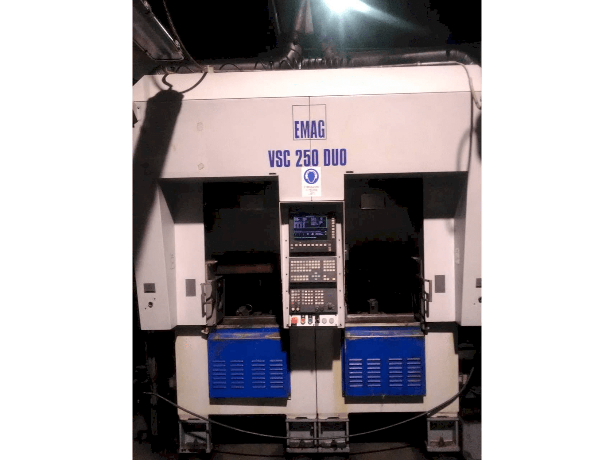 Čelní pohled na EMAG VSC 250 Duo stroj