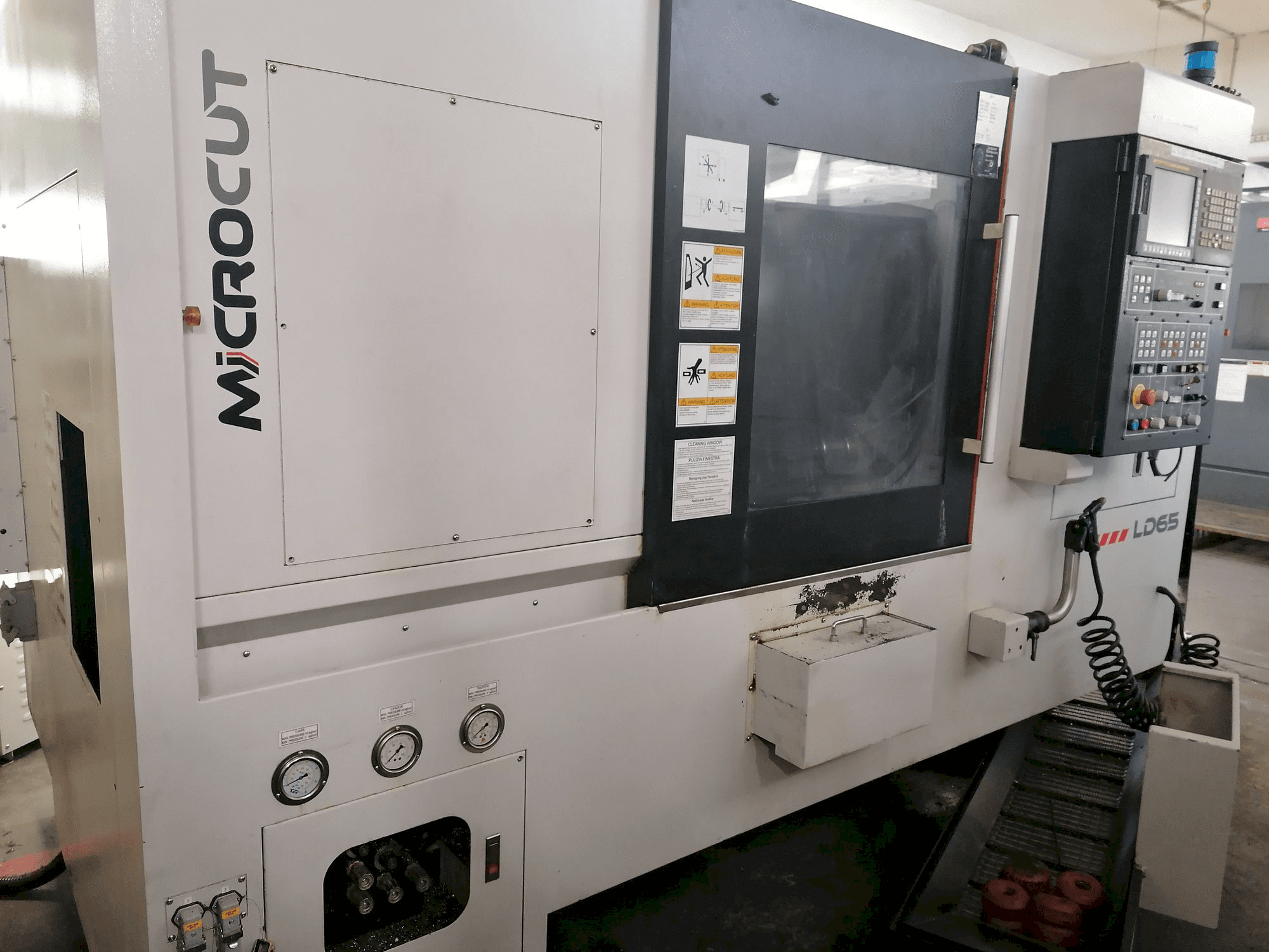 Čelní pohled na MICROCUT LD-65 stroj