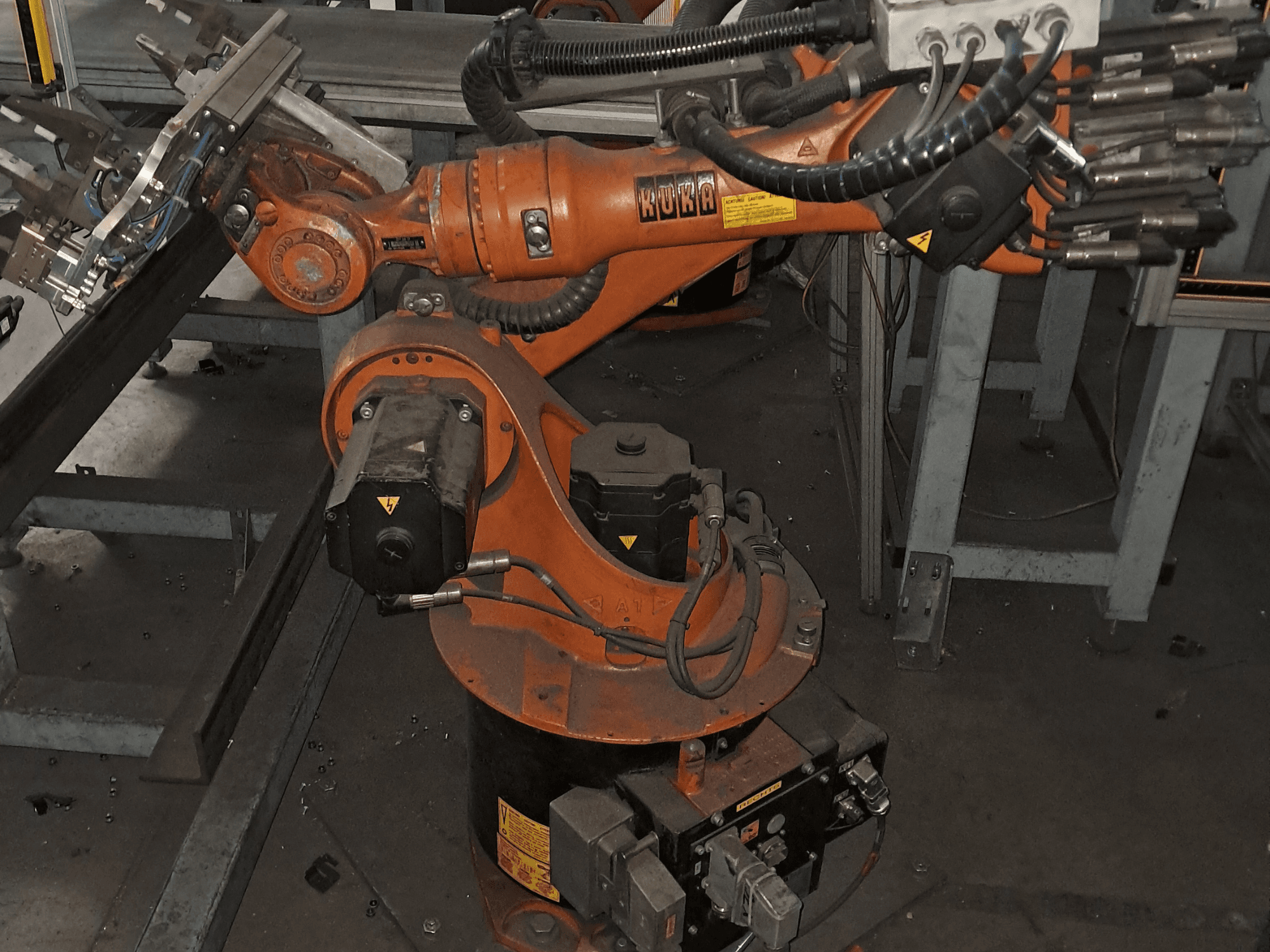 Robotické rameno KUKA KR 16-2 při pohledu shora, na kterém je vidět oranžové tělo, motor a mechanické součásti.