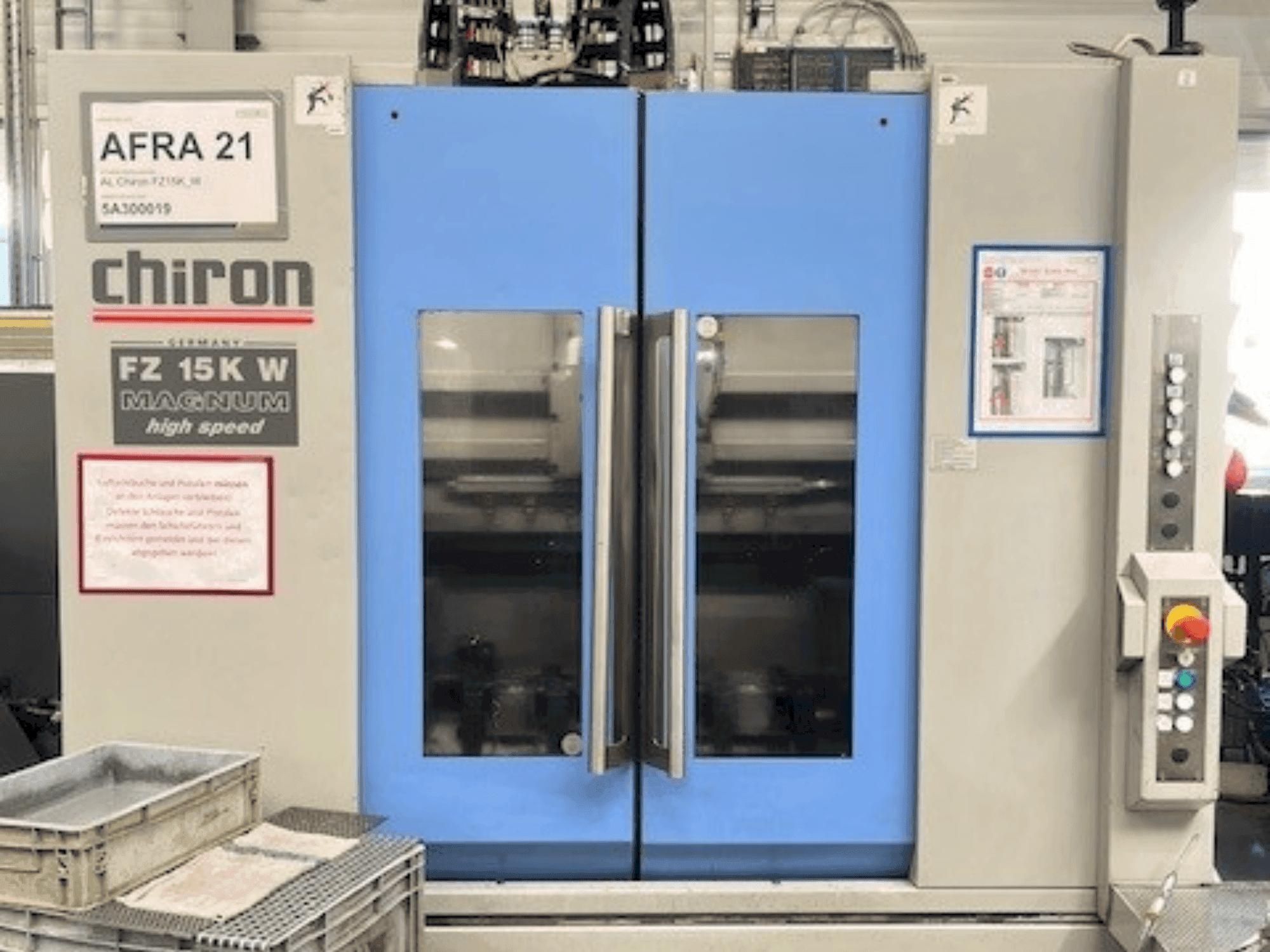 Čelní pohled na CHIRON FZ 15 KWM HS stroj