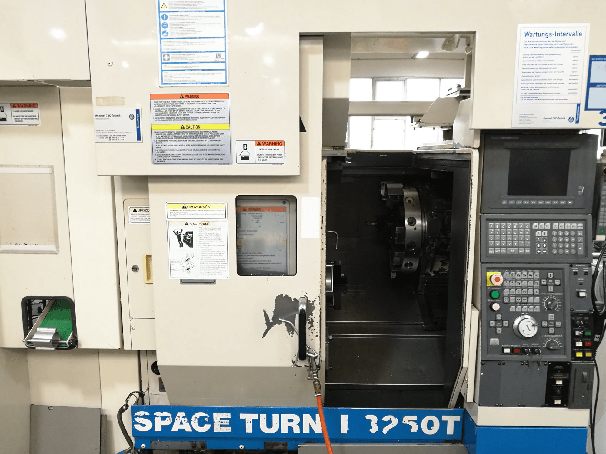 Čelní pohled na Okuma SPACE TURN LB250T stroj