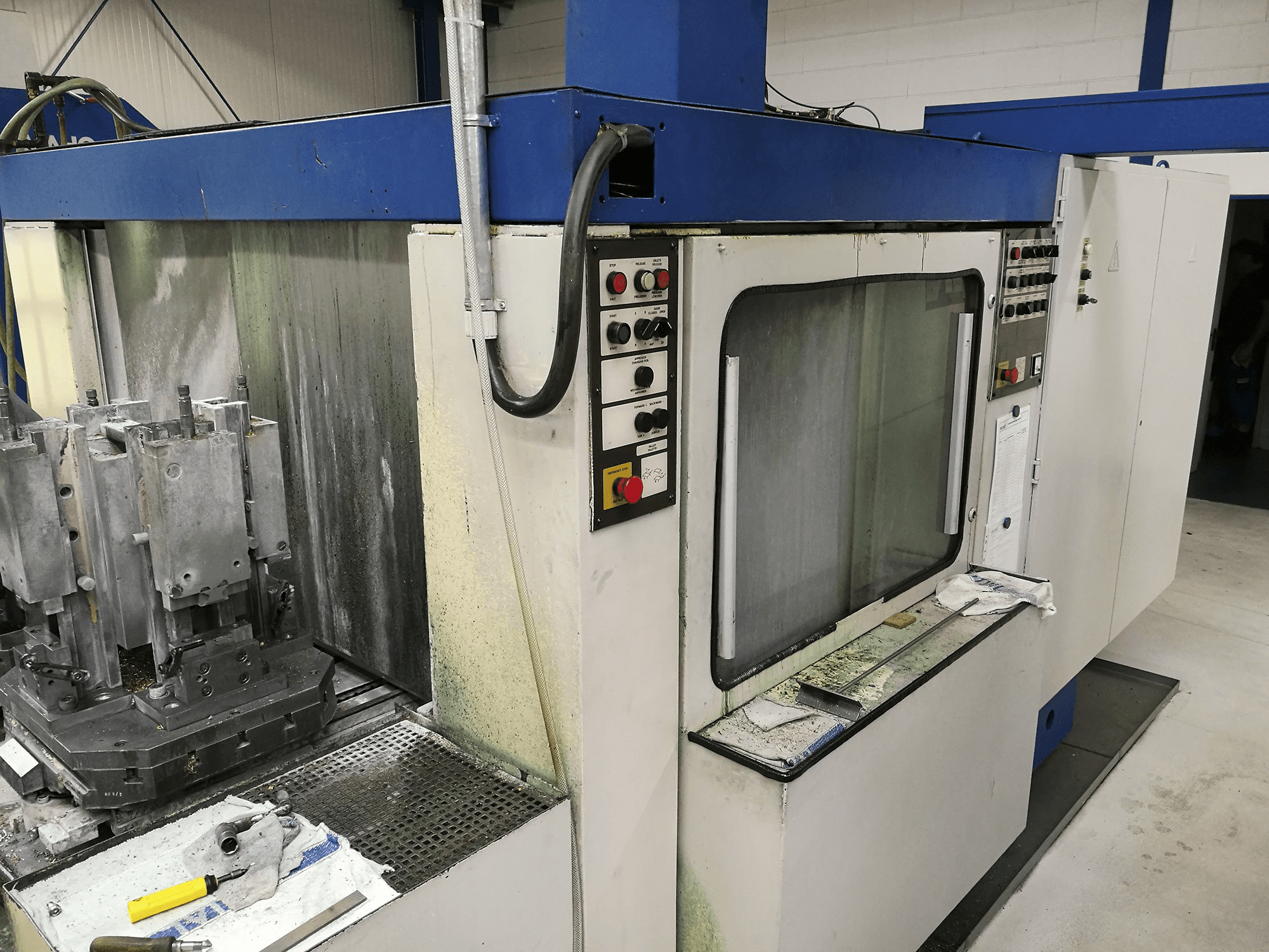 Levý pohled na Hueller Hille NBH 70 stroj