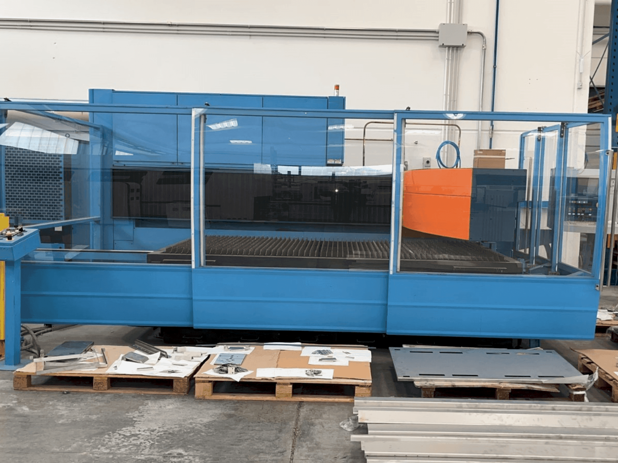 Čelní pohled na Prima Industrie Platino 1530 PL 9000 stroj