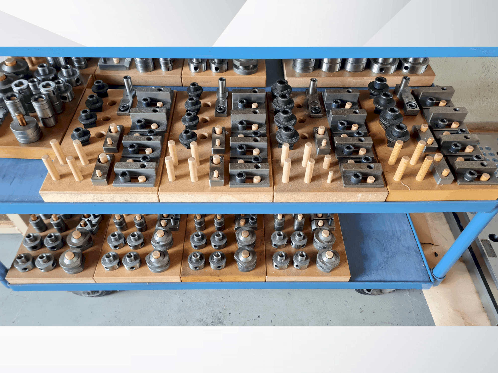 Čelní pohled na MEUSBURGER H1000 556/466/366 stroj