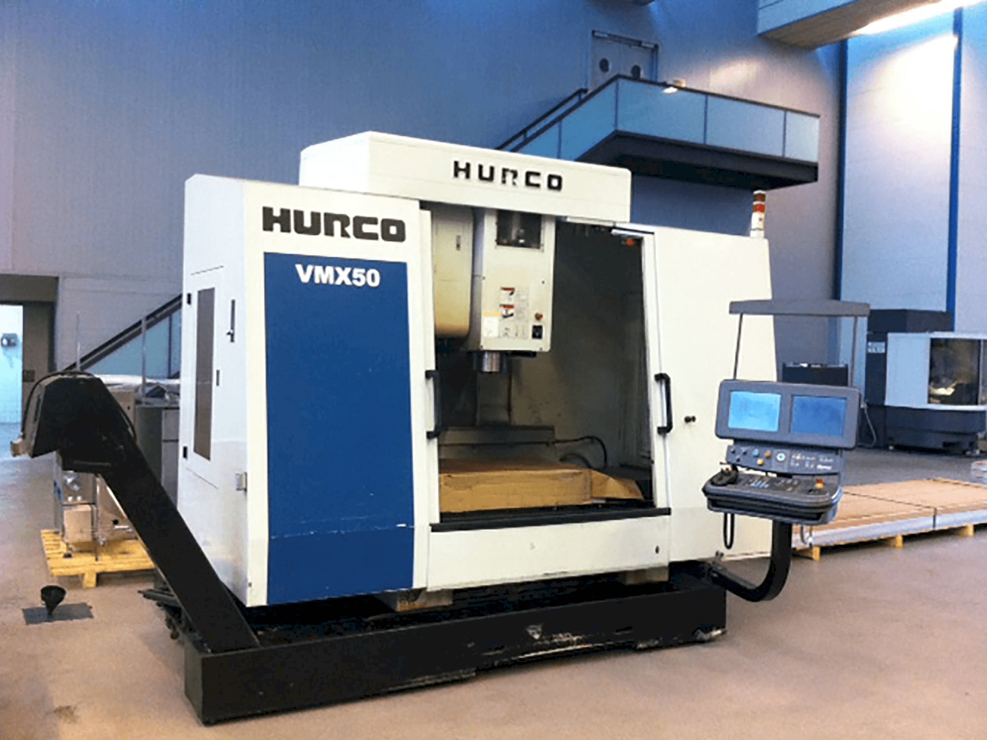 Čelní pohled na Hurco VMX 50/40T stroj