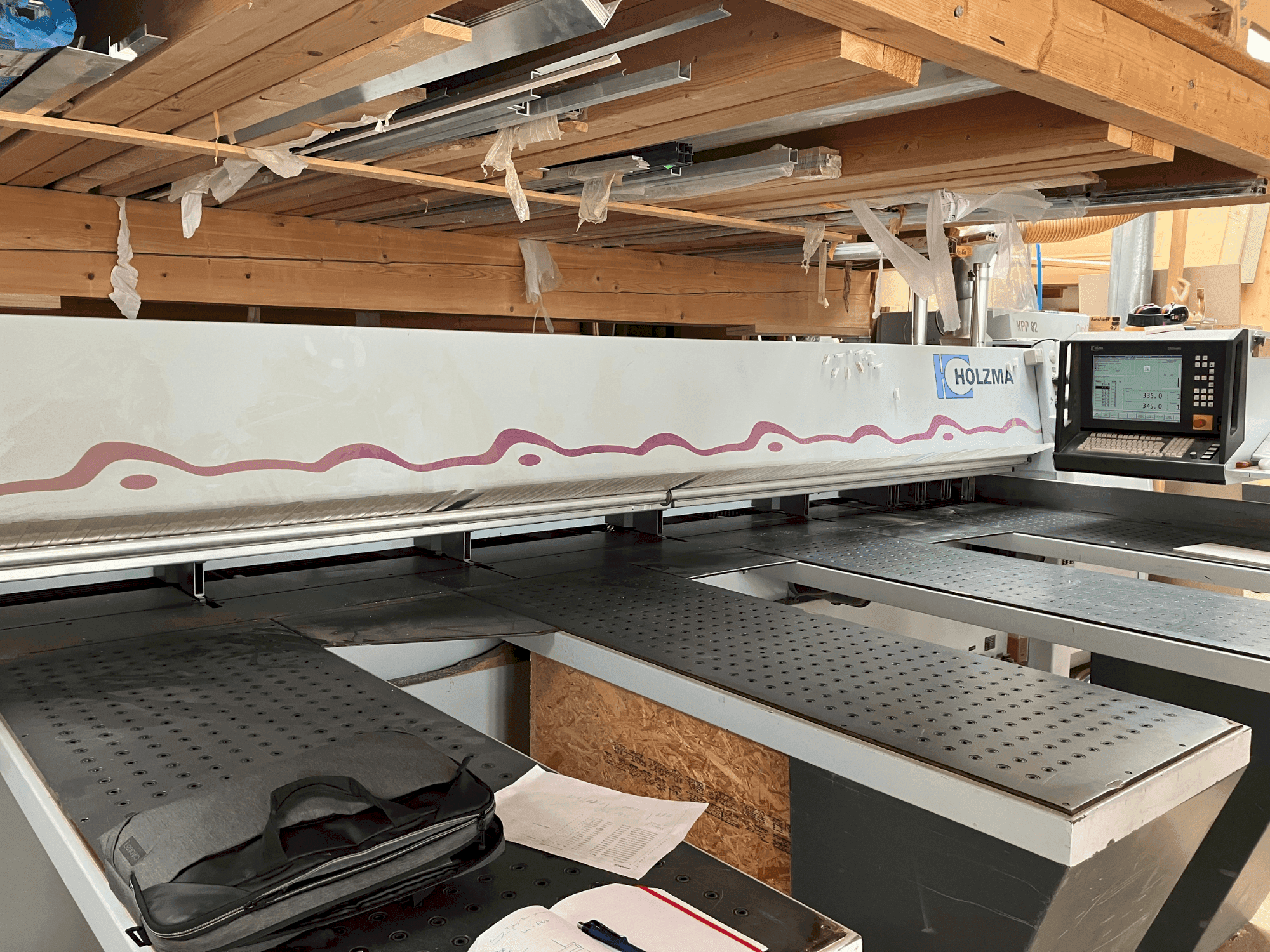 Čelní pohled na HOLZMA HPP 82/43 stroj