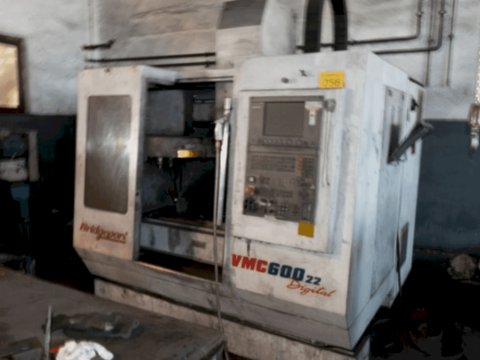 Čelní pohled na Bridgeport CMV600 22 digital stroj