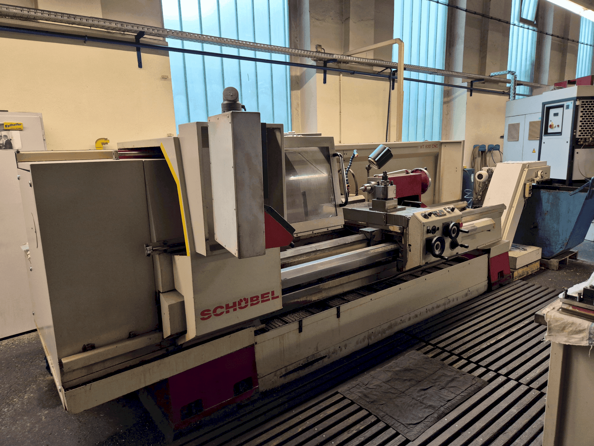 Čelní pohled na SCHÜBEL MT 630 CNC stroj
