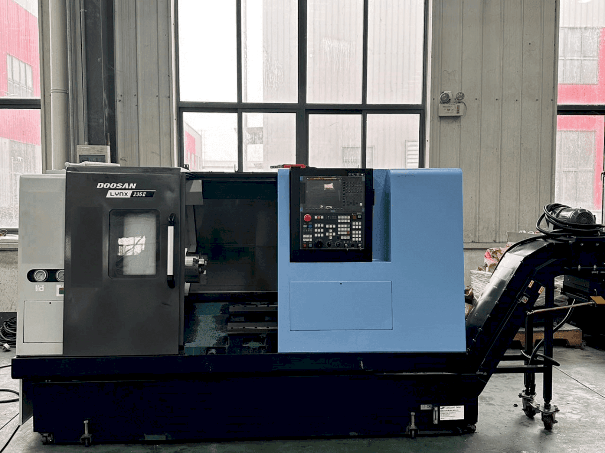 Čelní pohled na DOOSAN Lynx 235II stroj